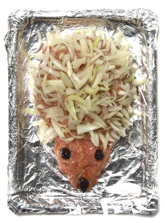 Hackfleisch-Igel mit Zwiebel-Spikes auf Alufolie im Backblech.