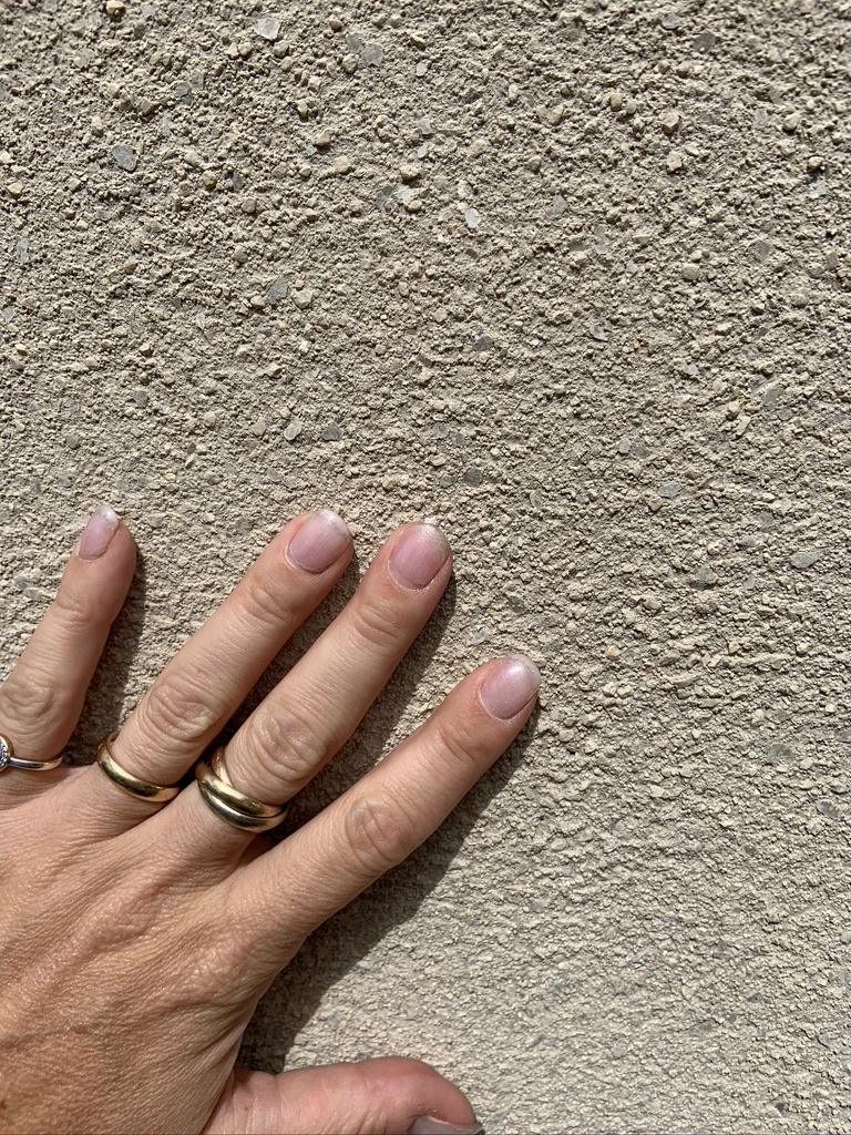hand-auf-rauh-wandoberflaeche.jpeg