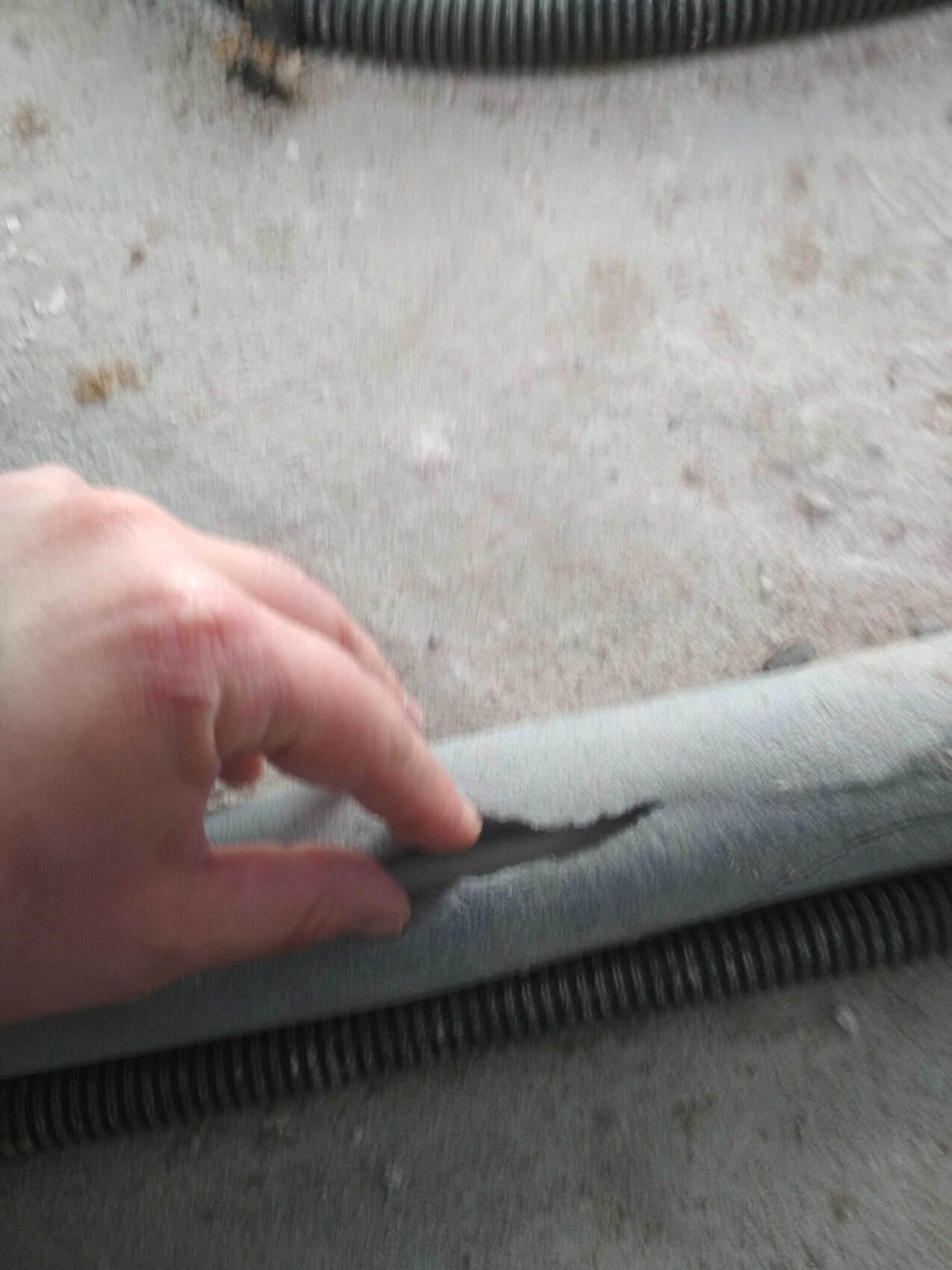 Nahaufnahme einer Hand, die eine Bürsten-Dichtungsleiste berührt