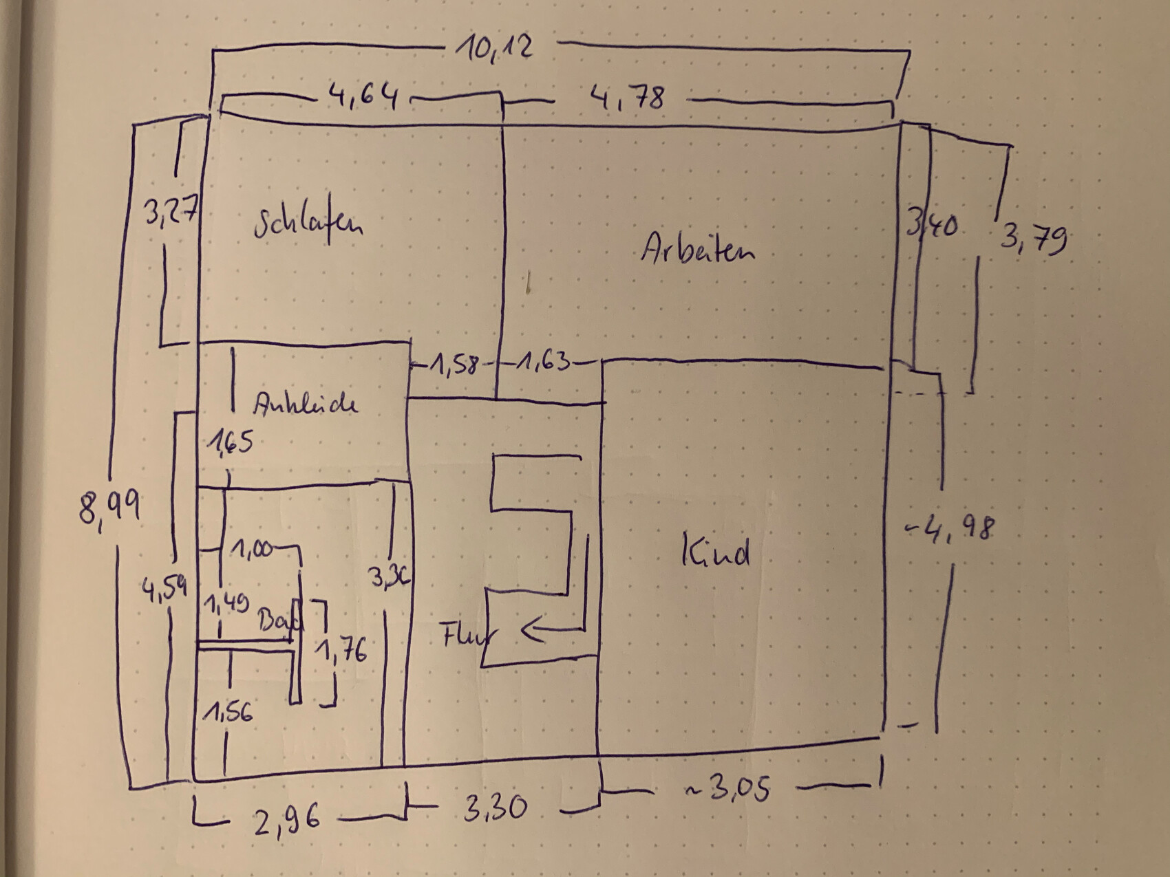 Handgezeichneter Wohnungsgrundriss: Schlafen, Arbeiten, Kind, Flur, Bad, Ankleide; Maße vorhanden.