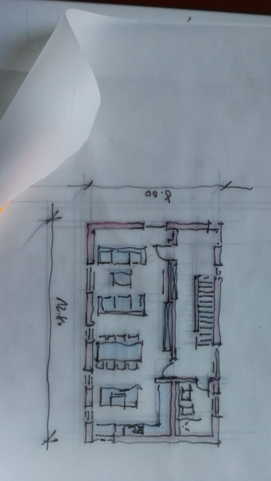 Handgezeichnete Grundriss-Skizze eines Gebäudes mit mehreren Zimmern und Treppen.