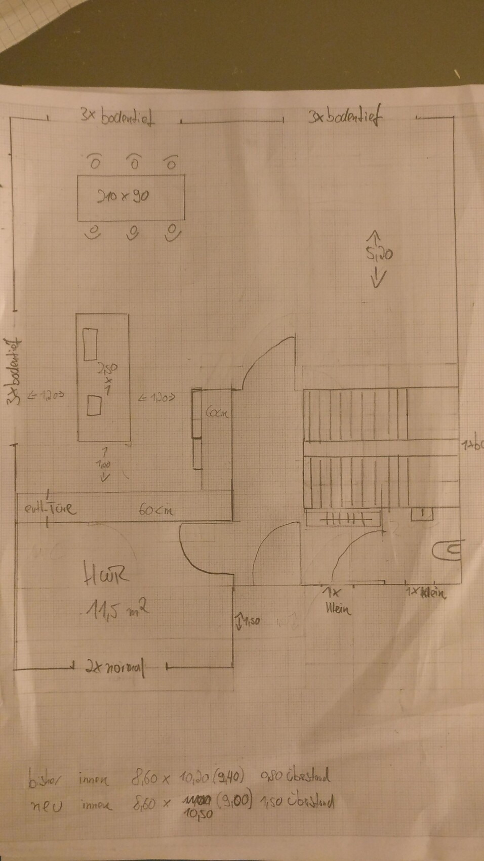 Grundriss eines Hauses mit Essbereich, Küche, HWR, Flur und Treppenhaus.