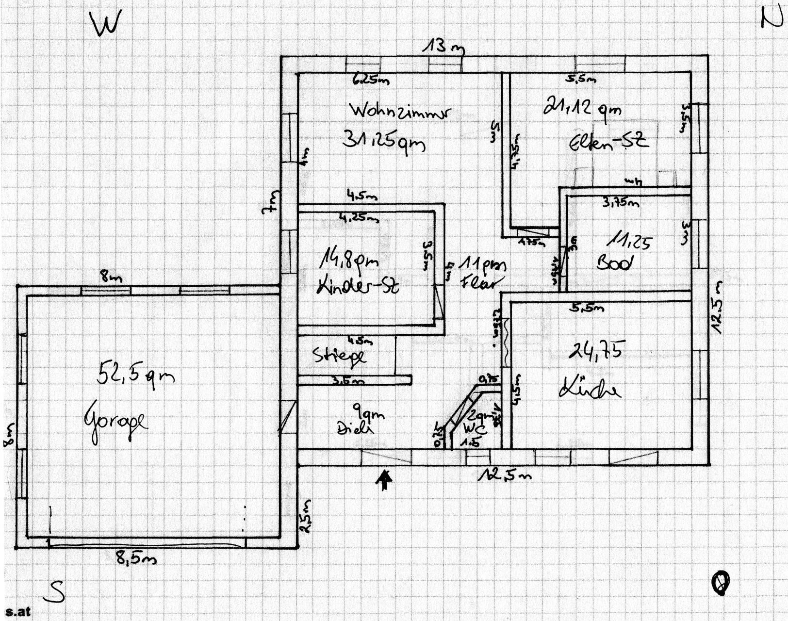 Grundriss eines Hauses mit Wohnzimmer, Elternzimmer, Kinderzimmer, Küche, Bad, Flur, Diele, Garage.