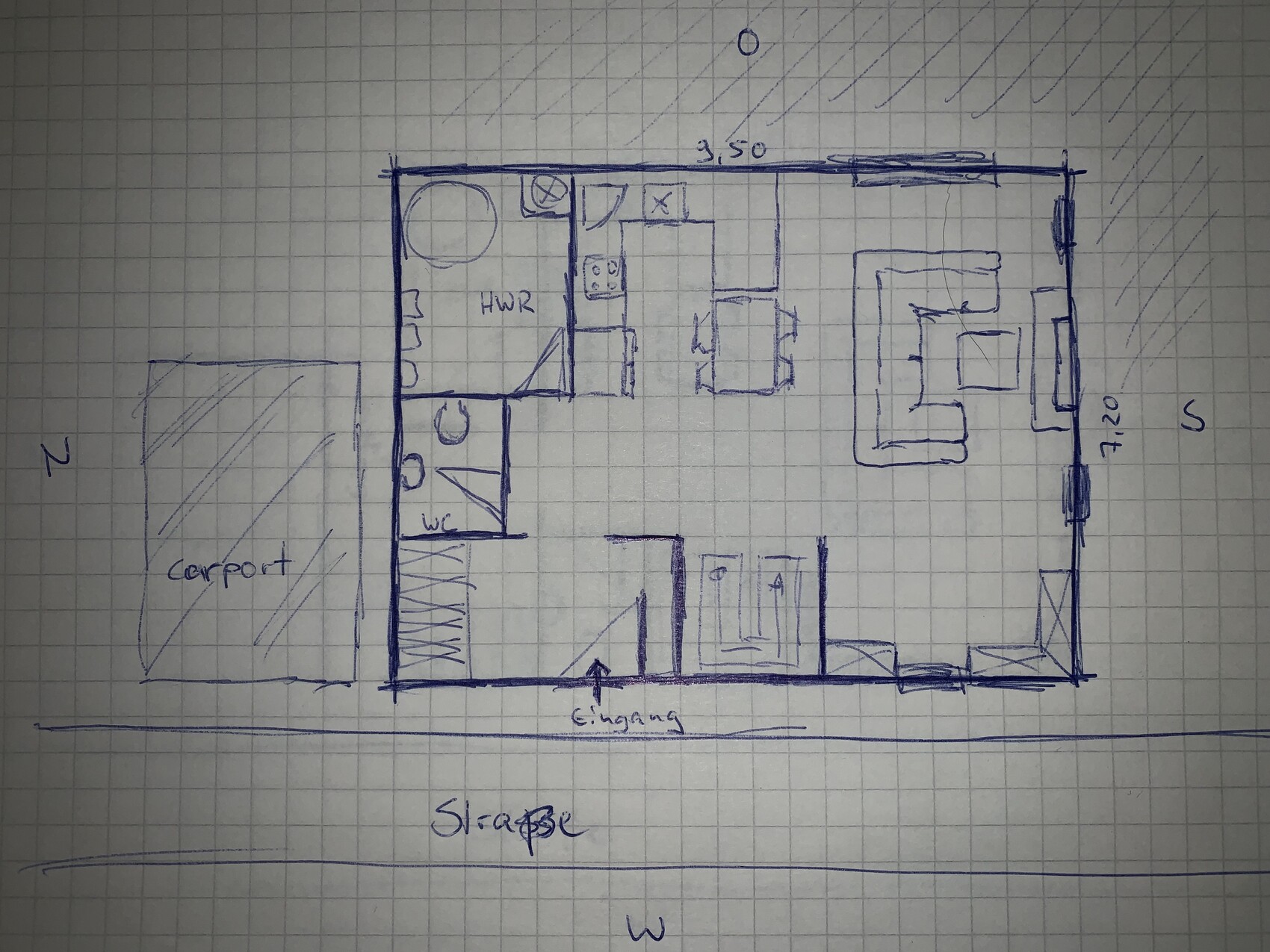 Grundriss: Carport links, Eingang unten, Küche, Essecke, Wohnzimmer rechts, HWR/WC links.