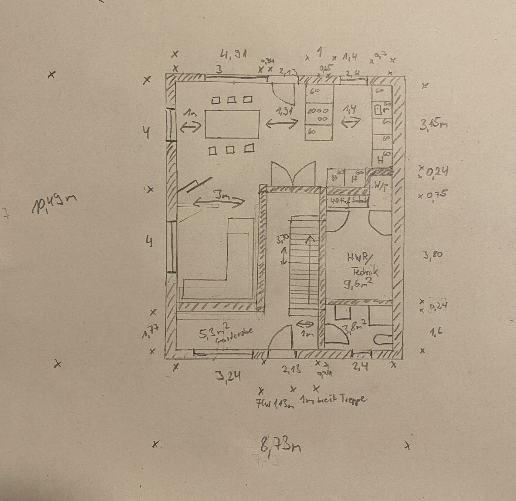 Handgezeichnete Grundrissskizze: Küche, Essbereich, Wohnzimmer, Flur, Treppenhaus, Technikraum.