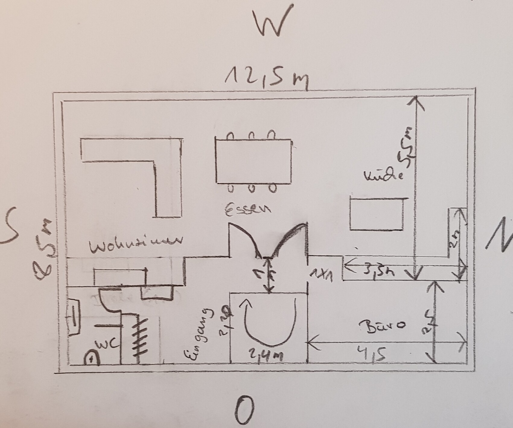 Wohnungsgrundriss: Wohnzimmer links, Esszimmer Mitte, Küche rechts, Büro unten rechts, Eingang, WC.