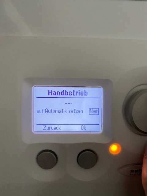 Kleines Bedienfeld mit LCD: Handbetrieb, Automatik Nein, orange LED.