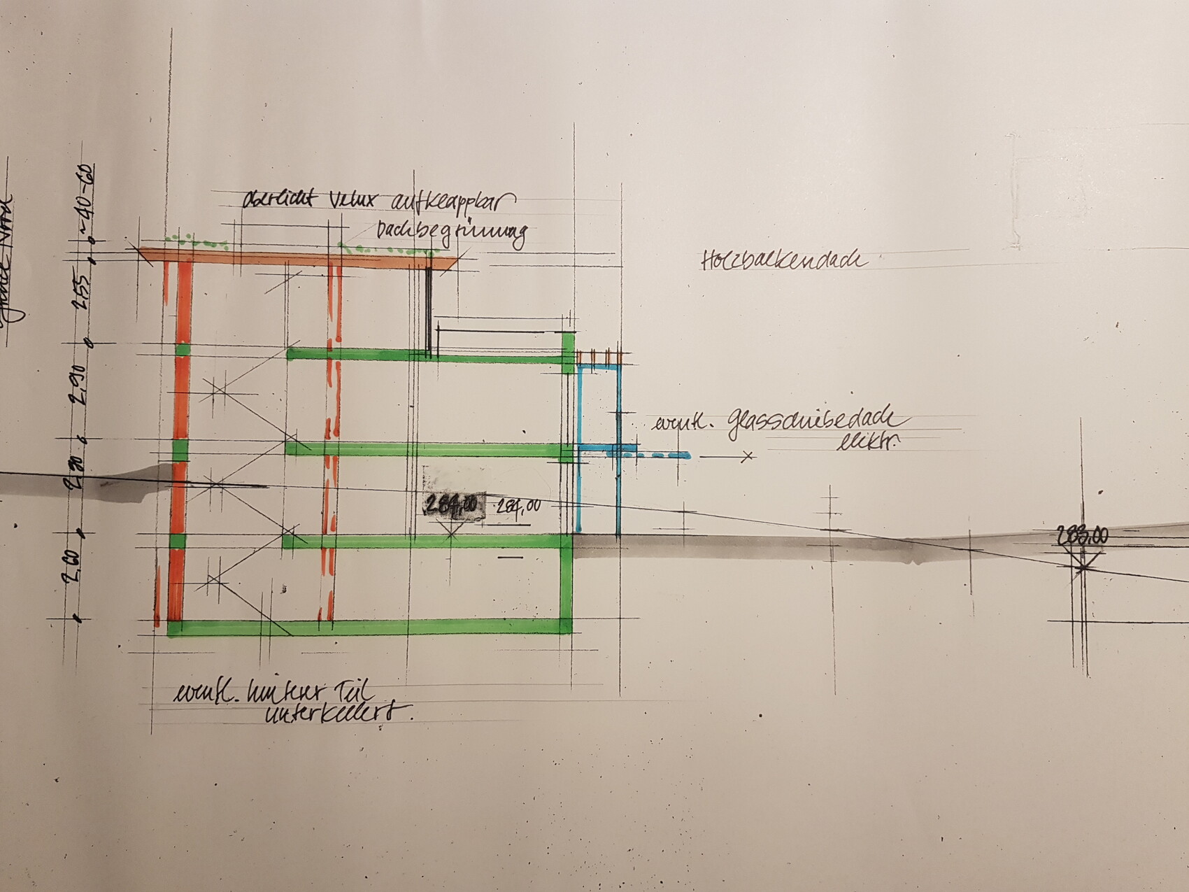 Technischer Bauplan: grüne Balken, orange Stützen, blaue Elemente, Maßlinien.