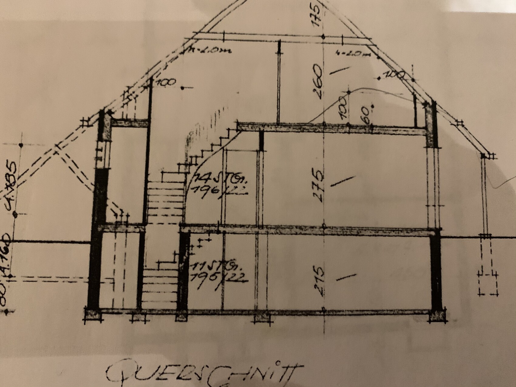 Querschnitt eines Hauses mit Treppe, Etagen und Dachstuhl.