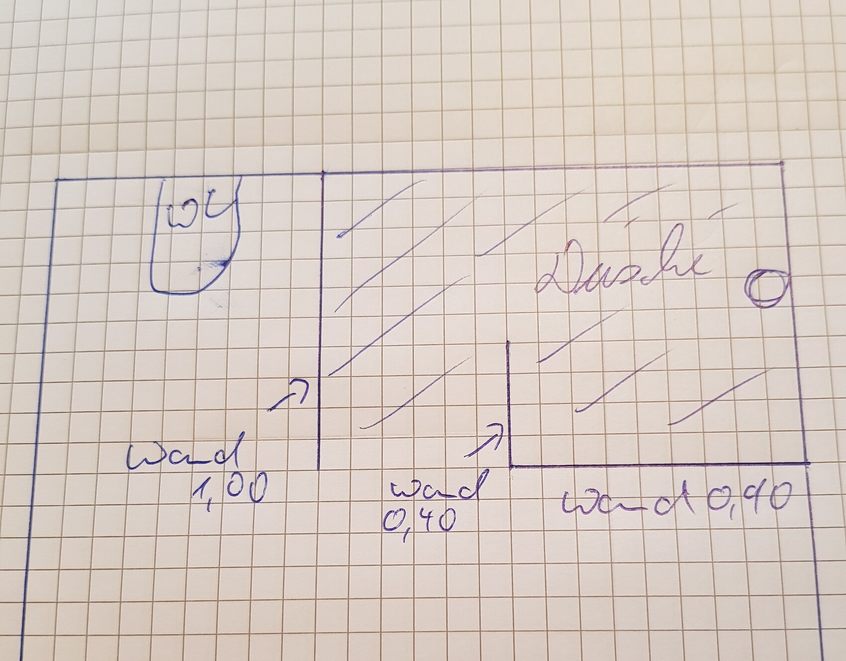Handskizze eines Grundrisses: Badezimmer mit Dusche rechts, zwei Wandabschnitte und Maßangaben.