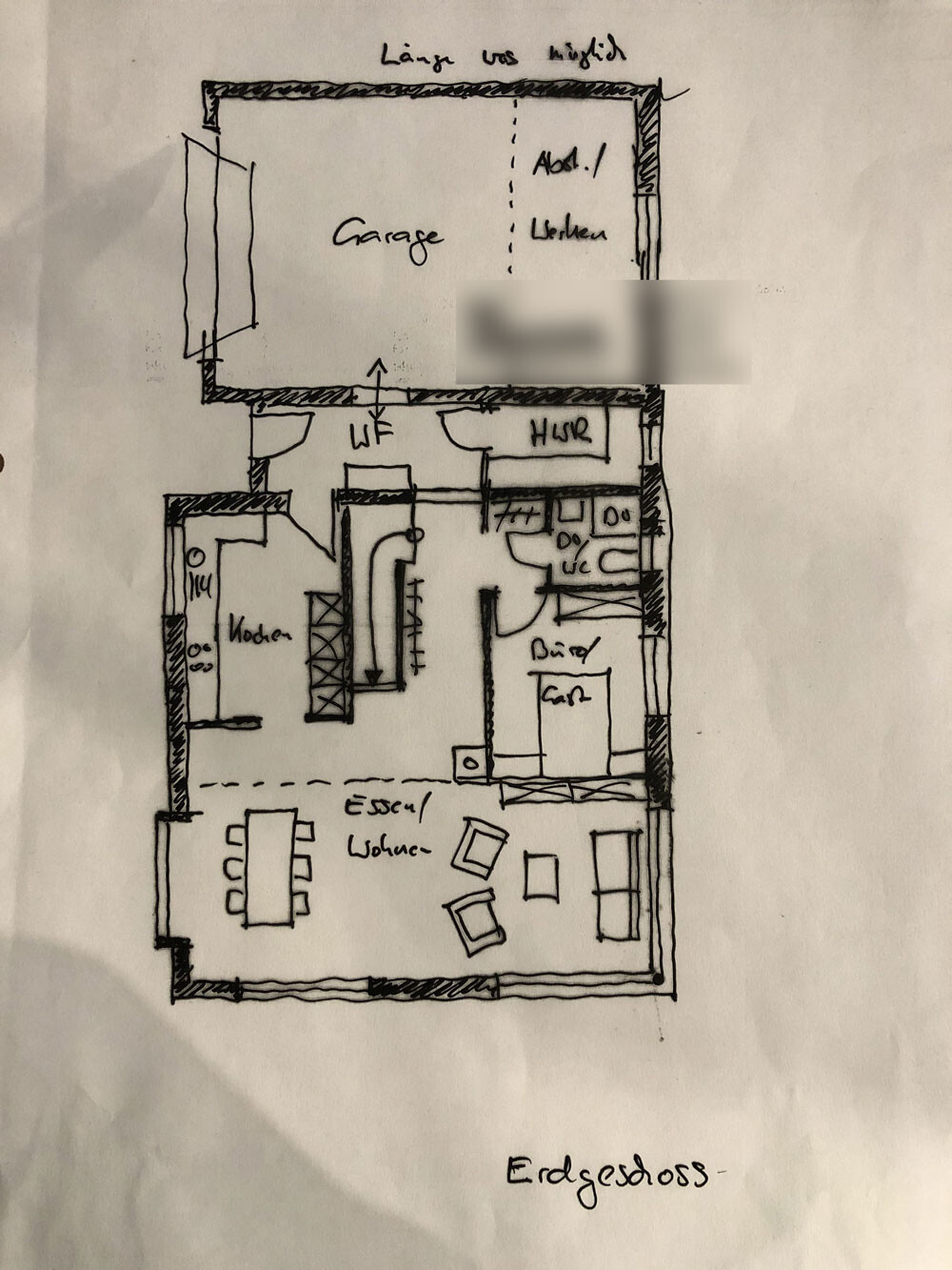 Handgezeichneter Grundriss des Erdgeschosses mit Garage, Küche, Ess/Woh-Bereich, Flur, WC.