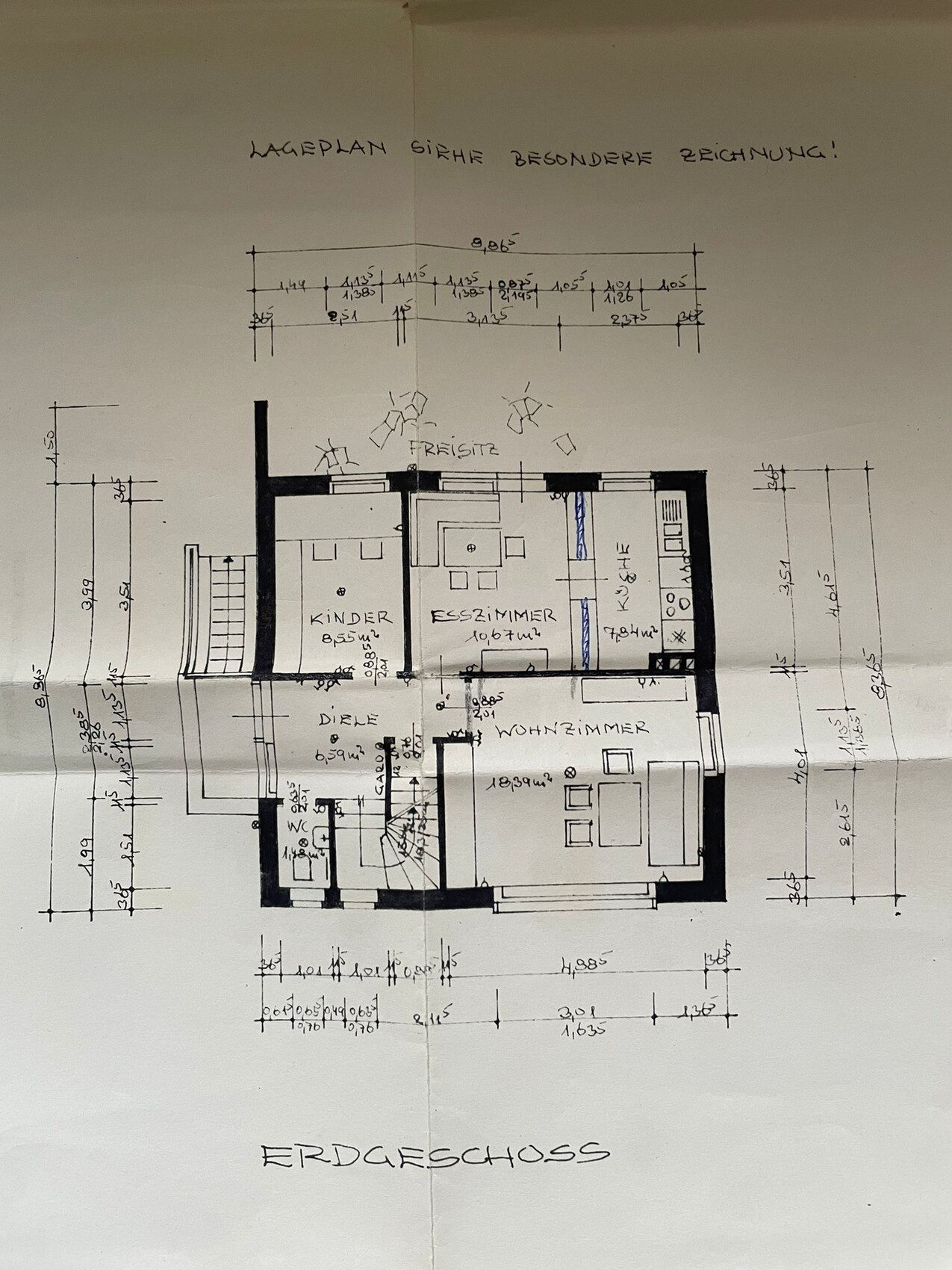 Handgezeichnete Erdgeschoss-Planzeichnung mit Wohnzimmer, Esszimmer, Küche und Kinderzimmer