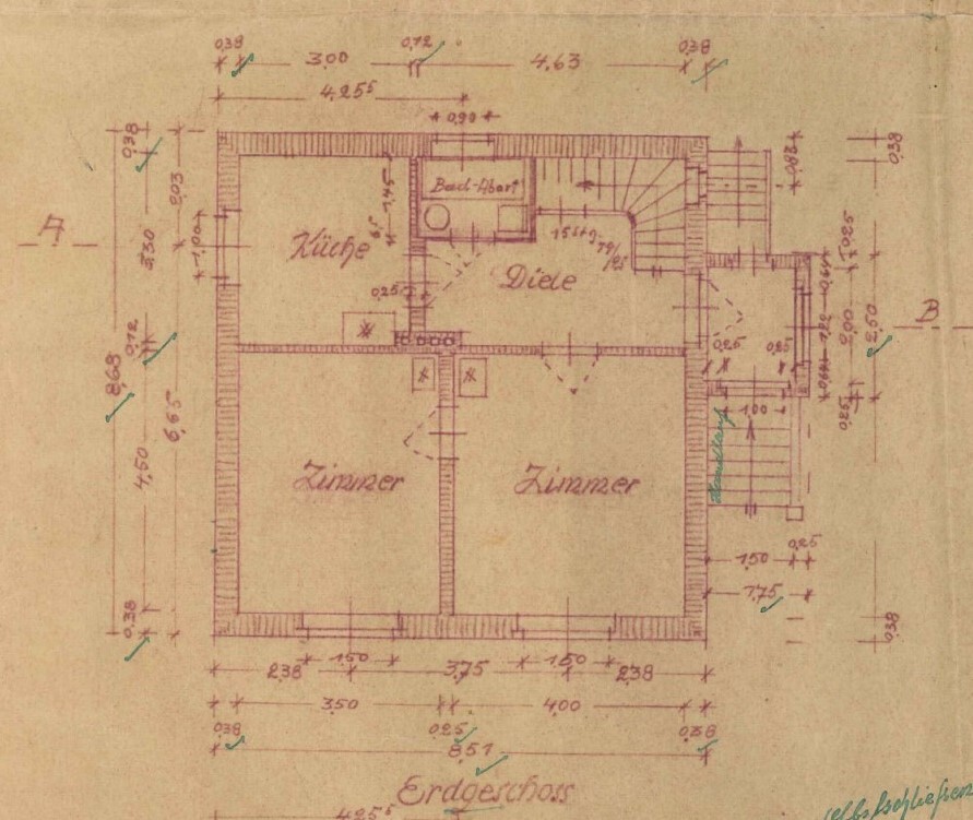 Grundriss eines Altbaus: Küche, Diele, zwei Zimmer und Treppe.