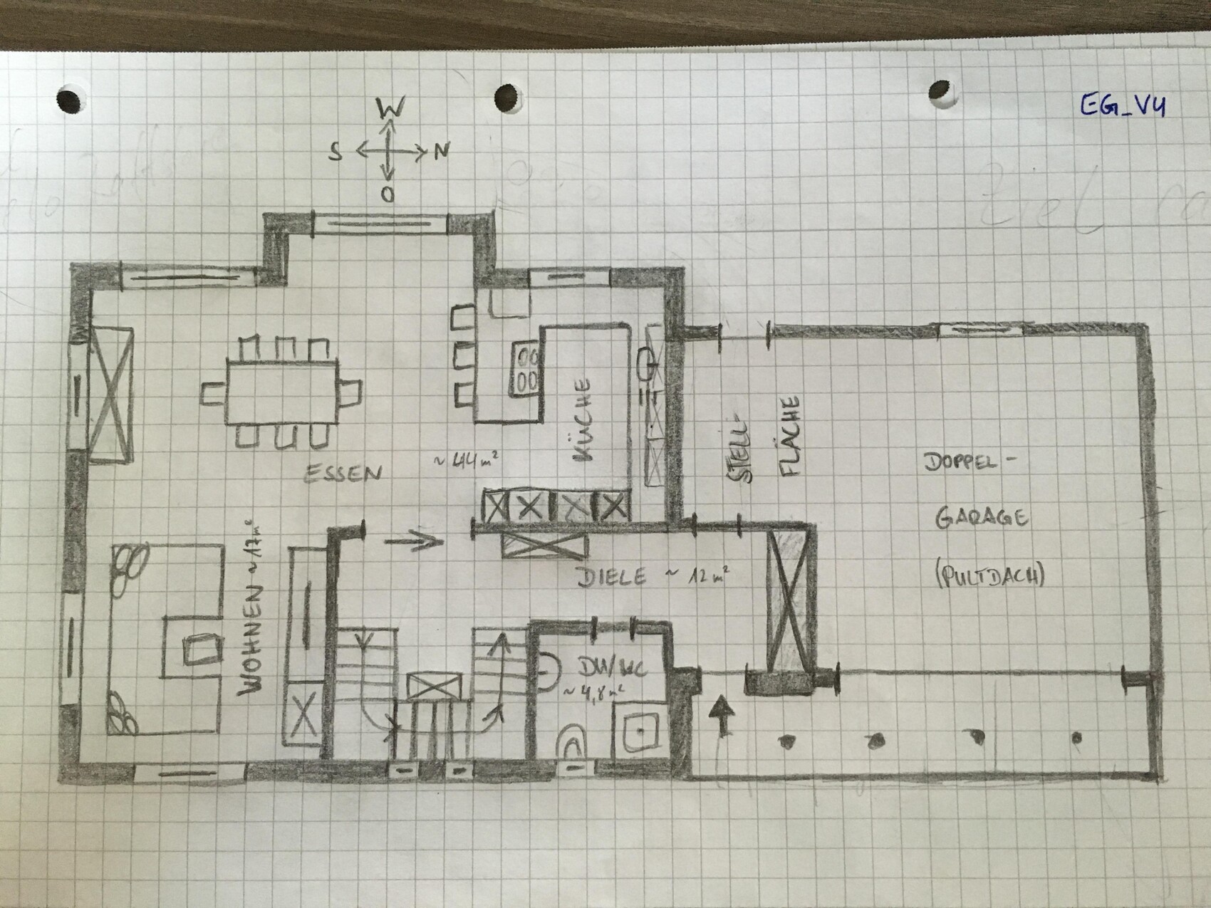 Handgezeichneter Grundriss: Wohnzimmer, Esszimmer, Küche, Diele, Doppelgarage.