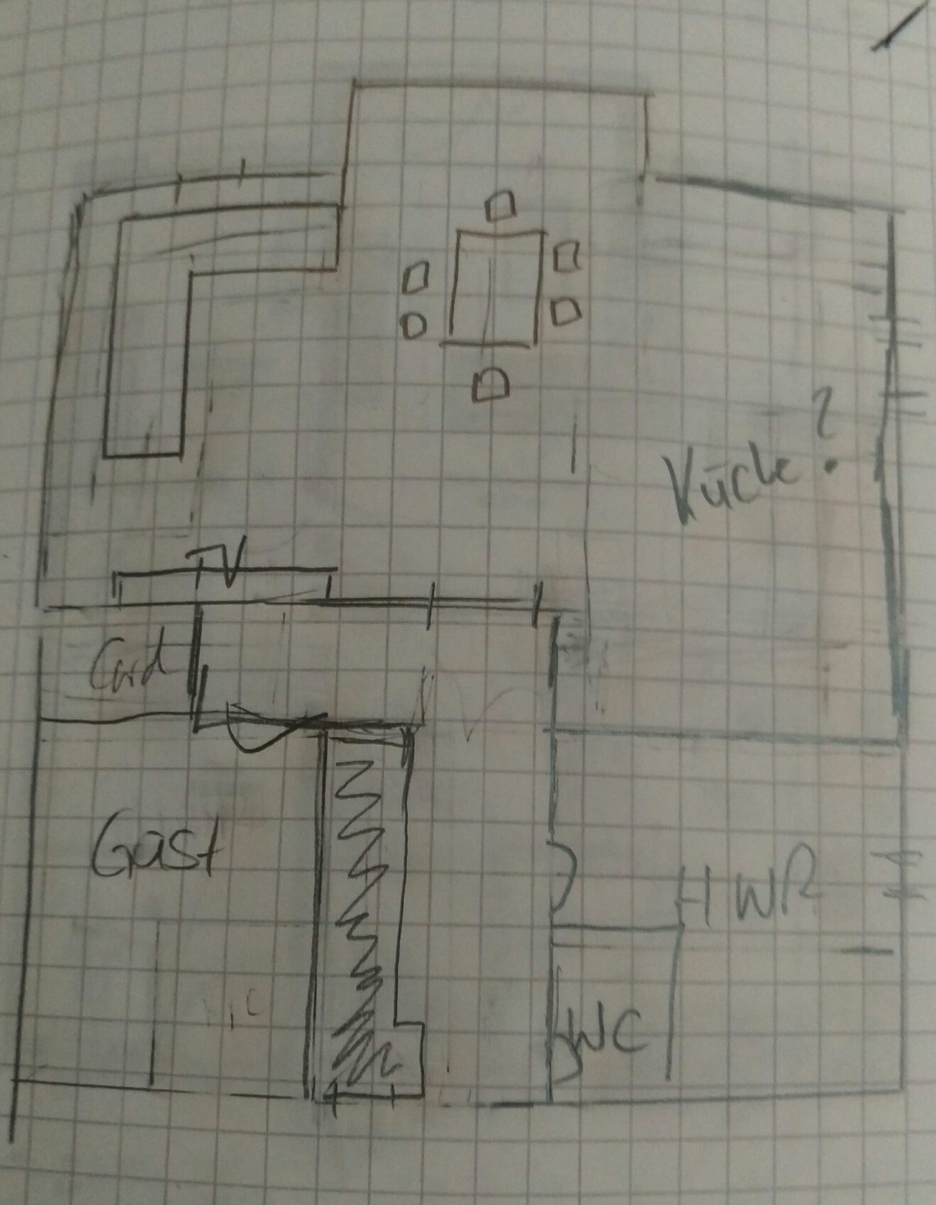 Grundriss-Skizze eines Hauses: Küche rechts, Gästezimmer links, WC unten, Esstisch mit Stühlen.