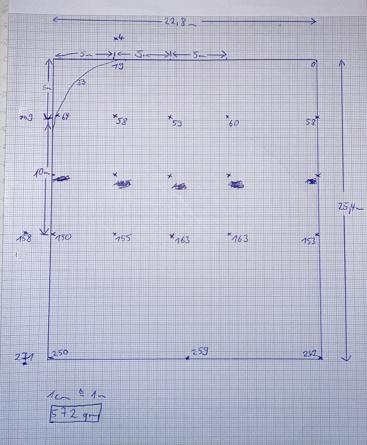 Handgezeichneter Grundriss eines rechteckigen Raums auf Graphpapier mit Maßlinien und Bogen oben links.