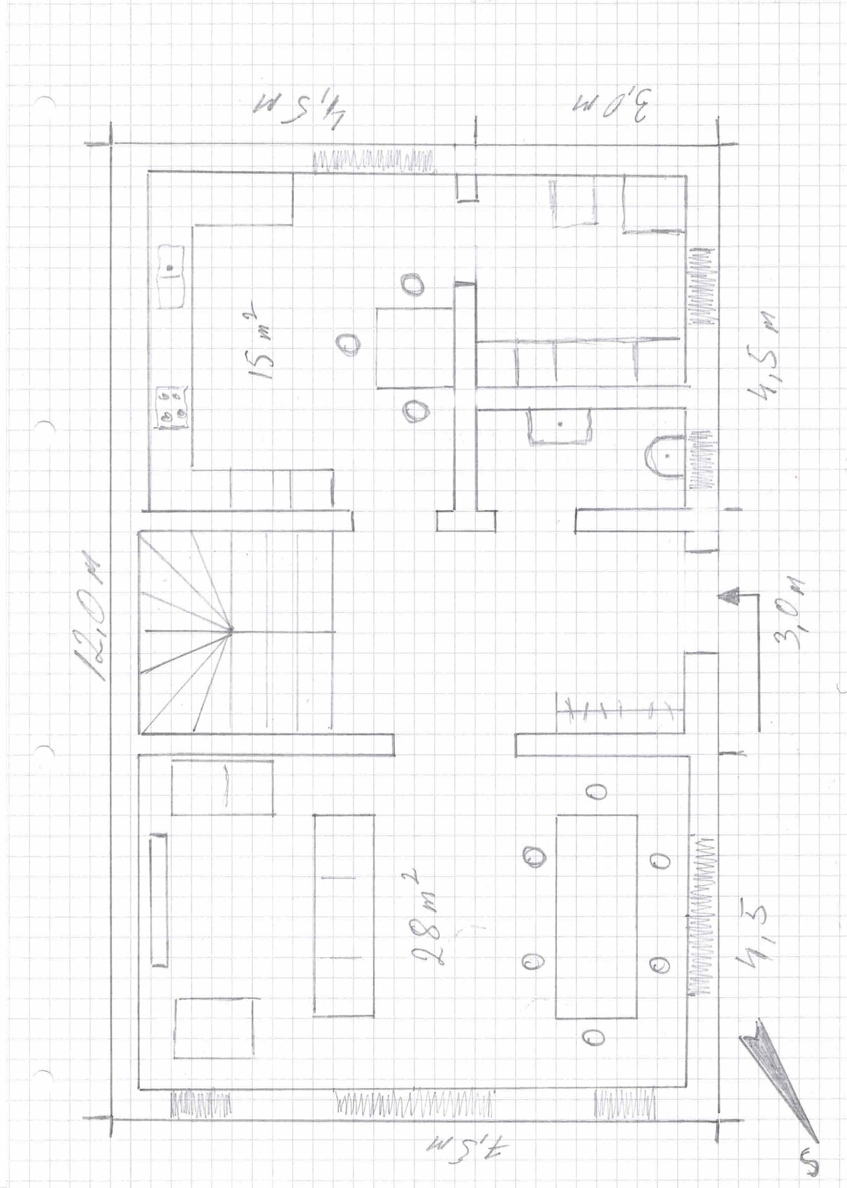 Handgezeichneter Grundriss eines Hauses mit Küche, Bad, mehreren Räumen, Treppe und Maßen.