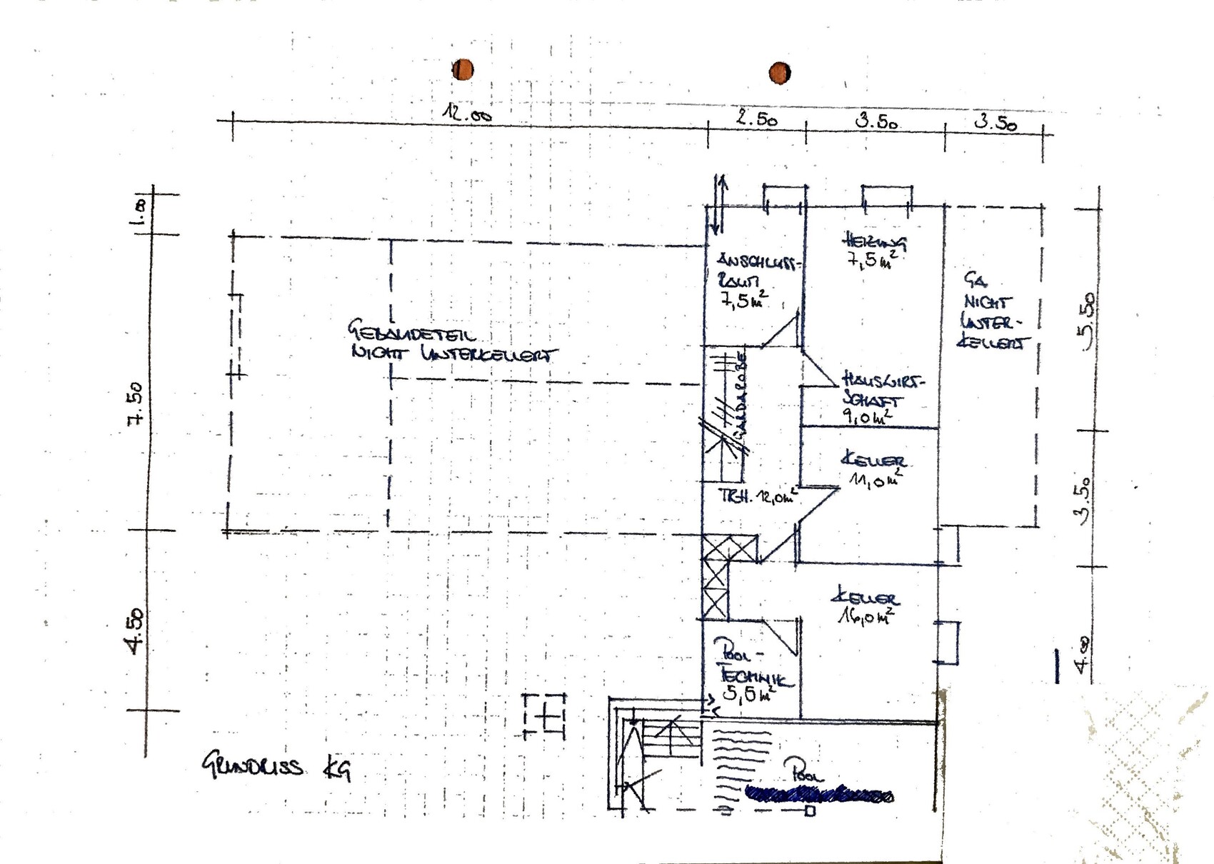 Handgezeichnete Grundrissskizze des Kellergeschosses mit Treppenhaus, Heizraum und Kellerräumen.