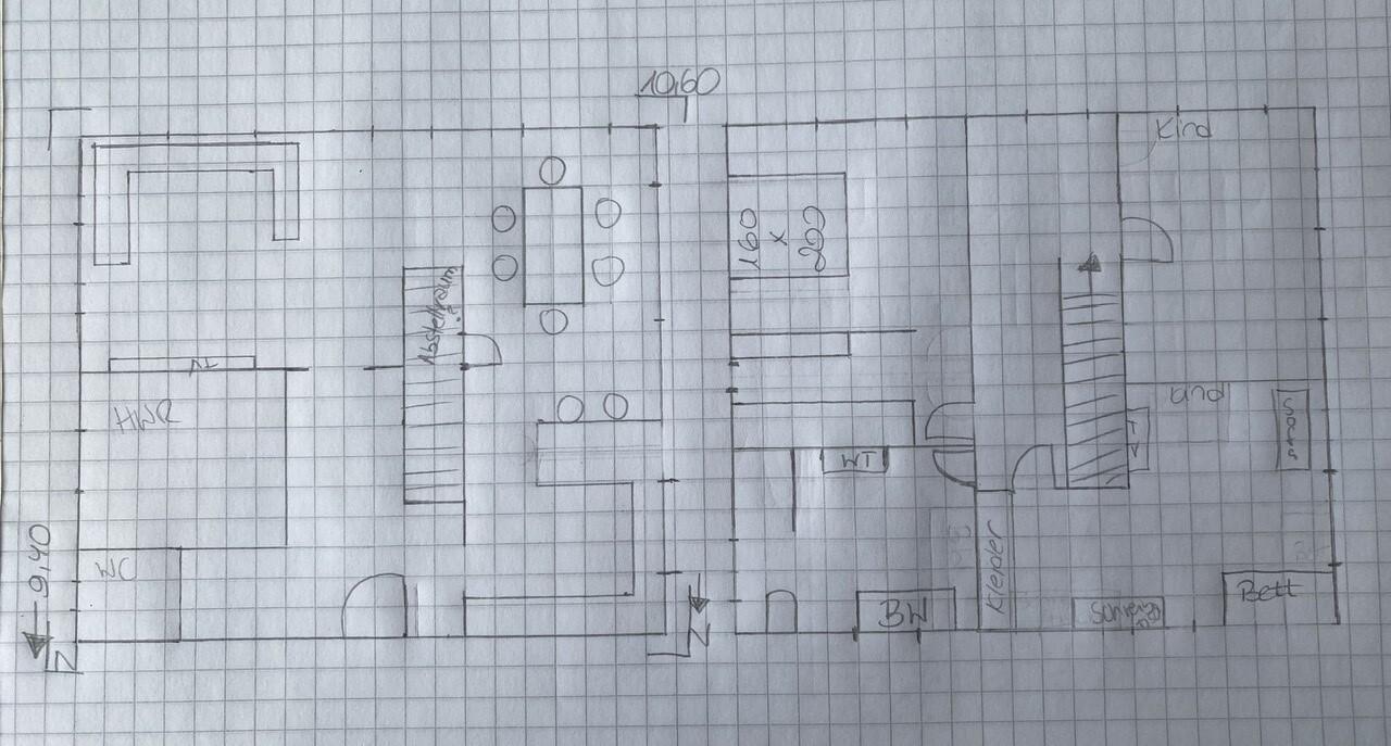 Handgezeichnete Haus-Grundriss-Skizze mit Wohnzimmer, Essbereich, Küche, Kinderzimmer, Bad, Bett.
