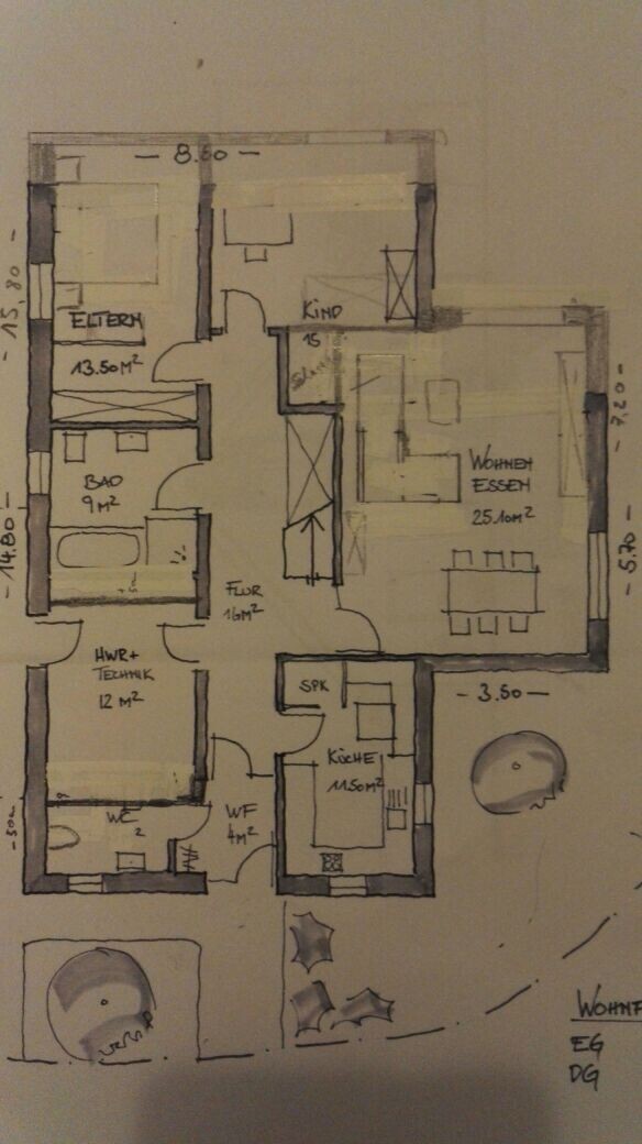 Handgezeichneter Grundriss eines Wohnhauses mit Eltern, Kind, Wohnzimmer, Küche, Bad und Flur.