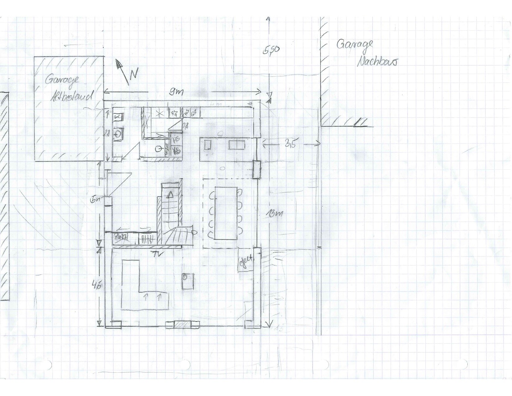 Handgezeichneter Grundriss eines Hauses: Küche, Essbereich, Wohnzimmer, Treppe, Garage.