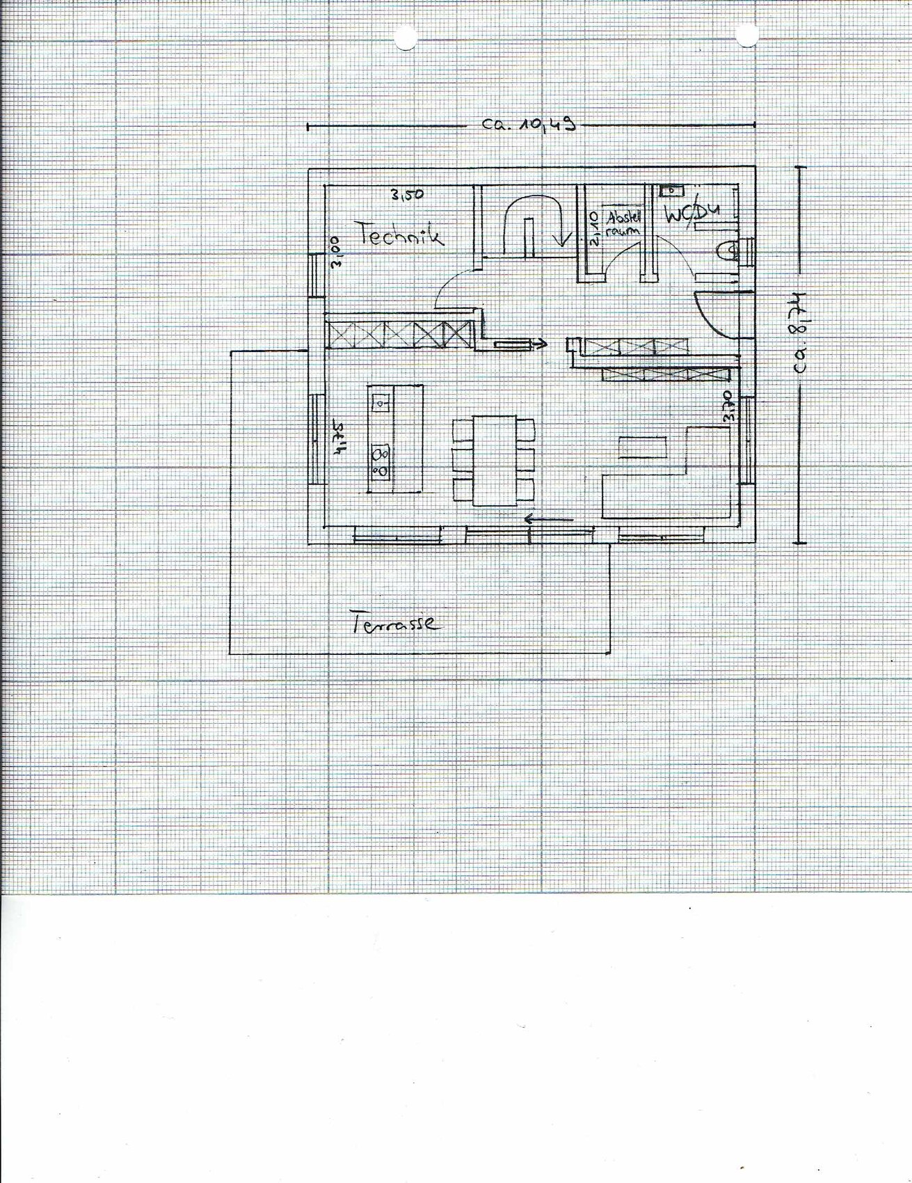 Handgezeichneter Grundriss: Terrasse unten, offener Wohn-/Essbereich, Kücheninsel, Technikraum.
