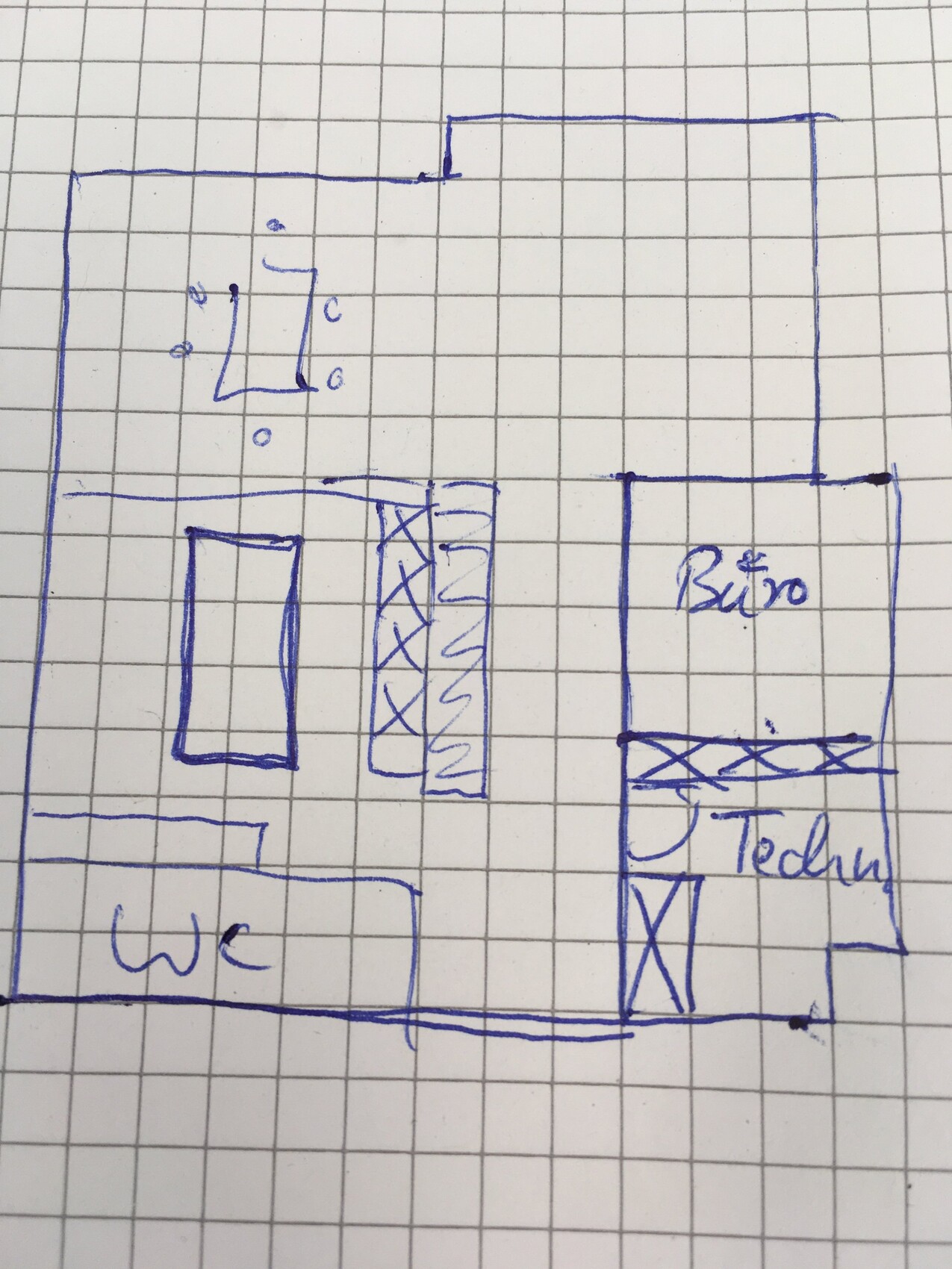 Handgezeichneter Grundriss eines Hauses mit Büro und WC