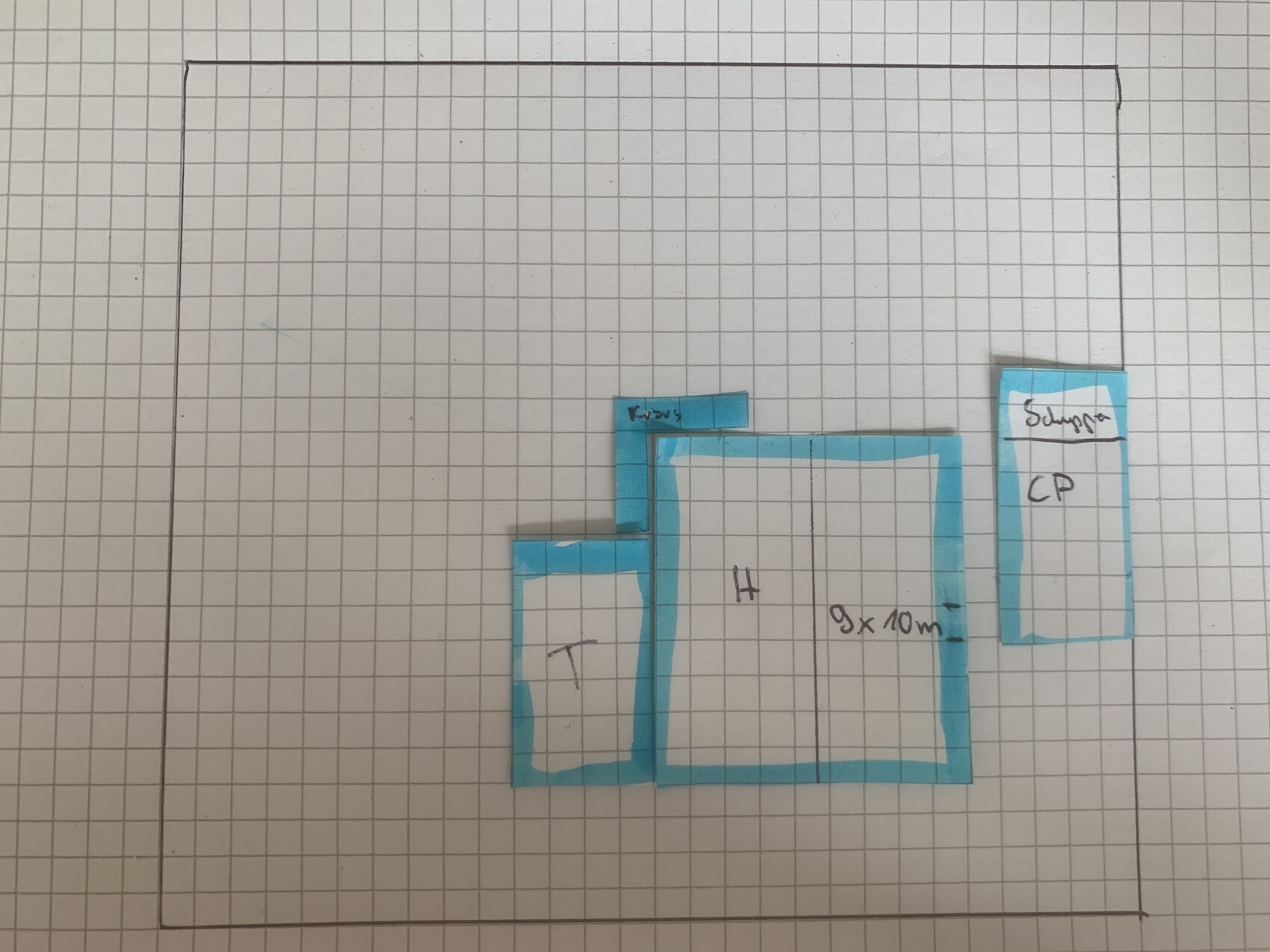 Grundriss mit blauen Wänden, zentrale 9×10 m Fläche; links kleines Zimmer, rechts vertikales Rechteck.