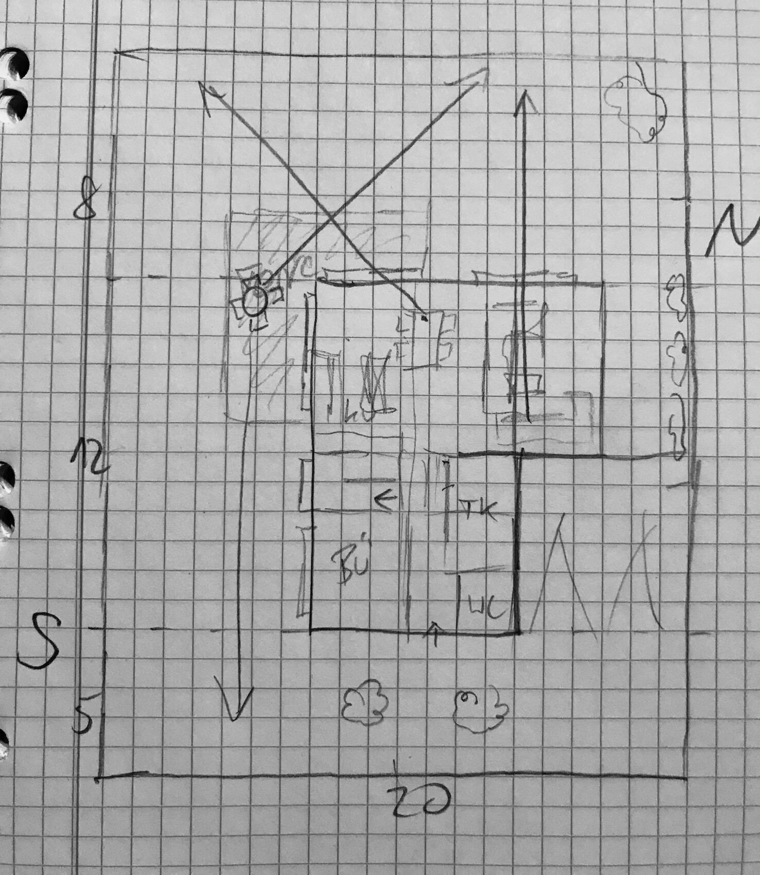 Handgezeichnete Grundriss-Skizze auf kariertem Papier mit Räumen, Türen, Maßlinien und Außenumgebung.