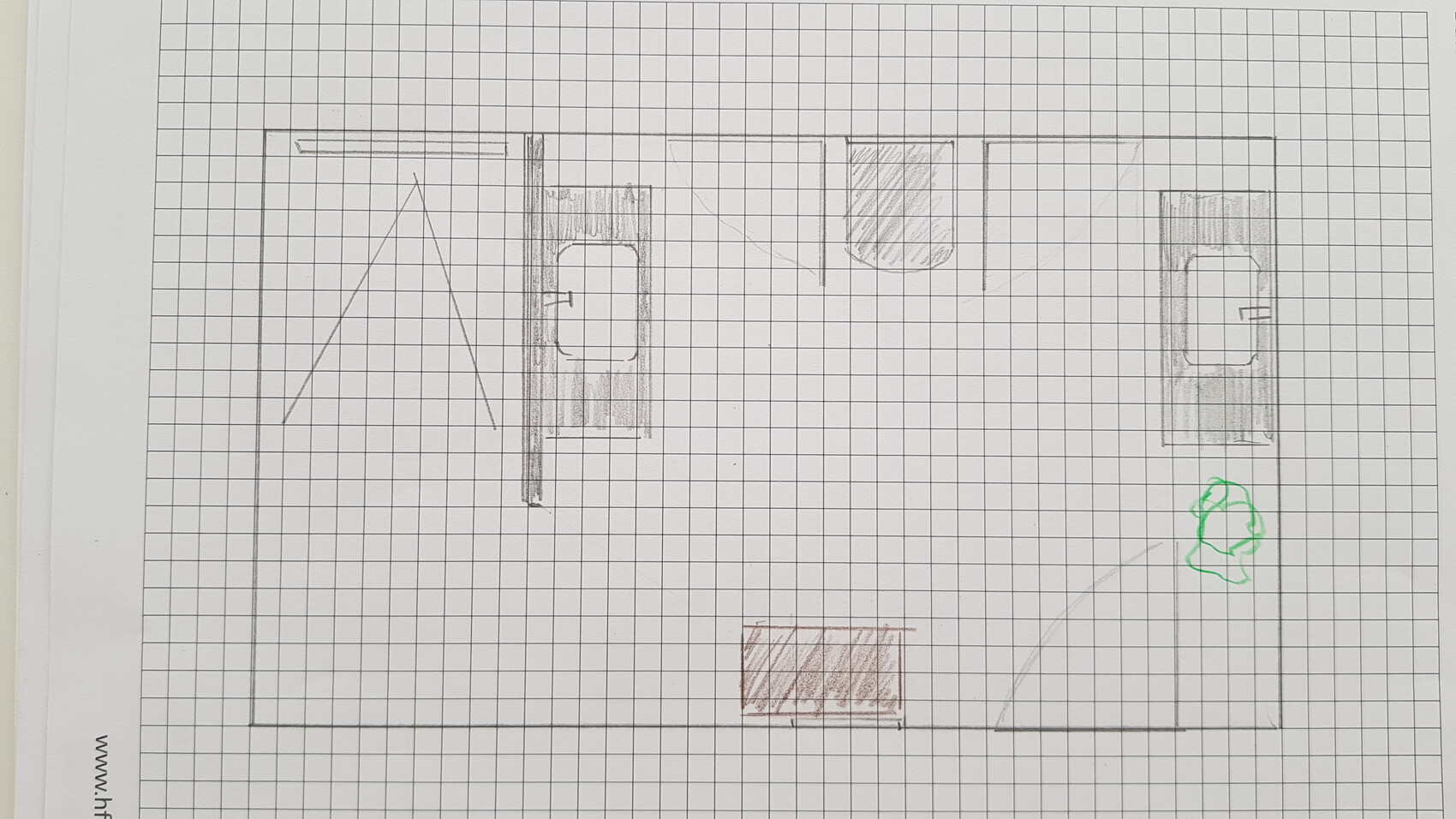 Grundriss auf Rasterpapier mit Türen, braunen Möbeln und einer grünen Person rechts unten.