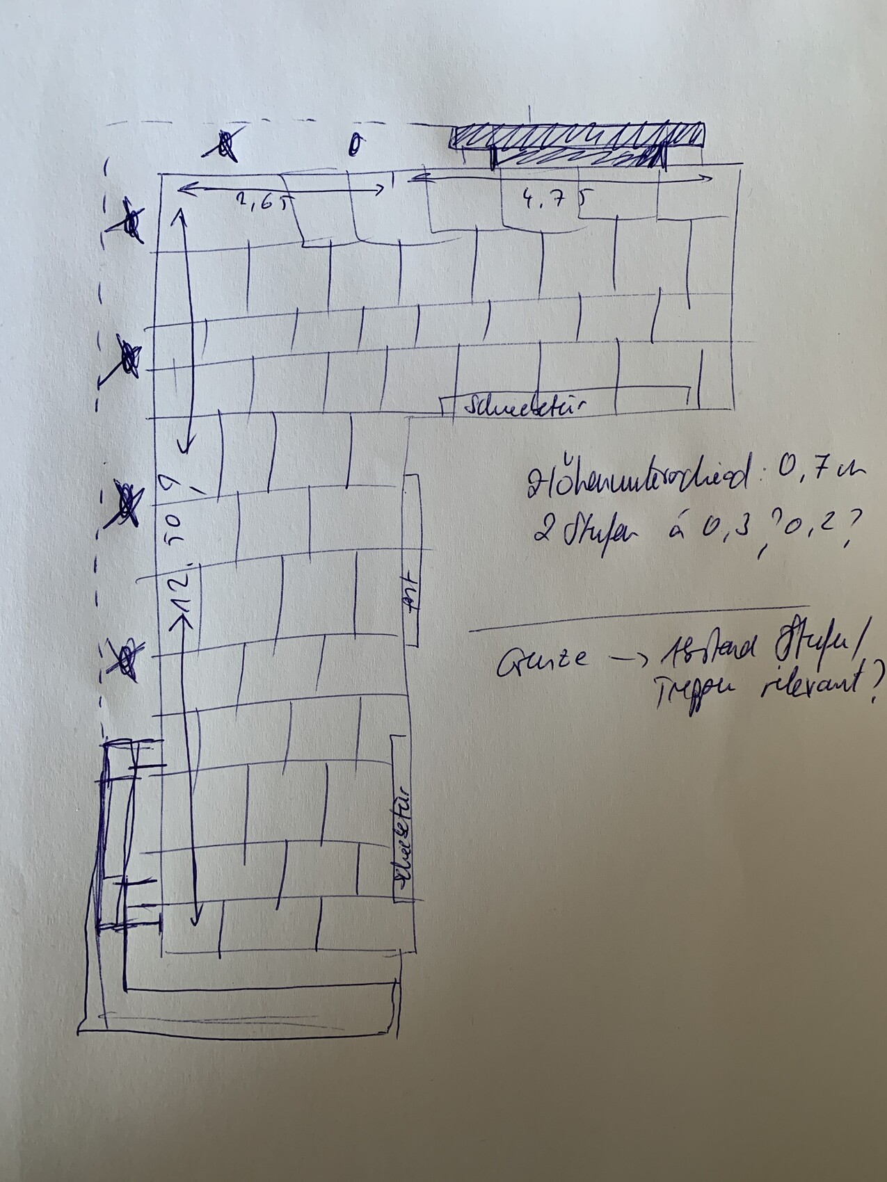 Handgezeichnete Grundrissskizze mit Fliesenlayout und Maßangaben