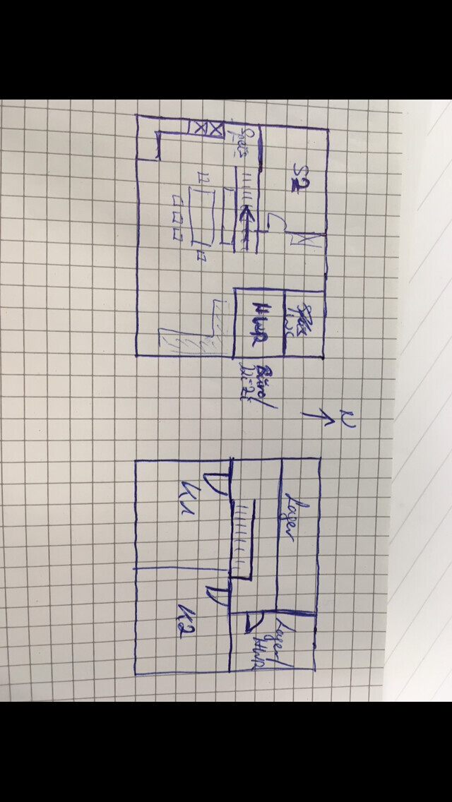 Handgezeichnete Grundriss-Skizze eines Hauses mit Zimmern und Fluren