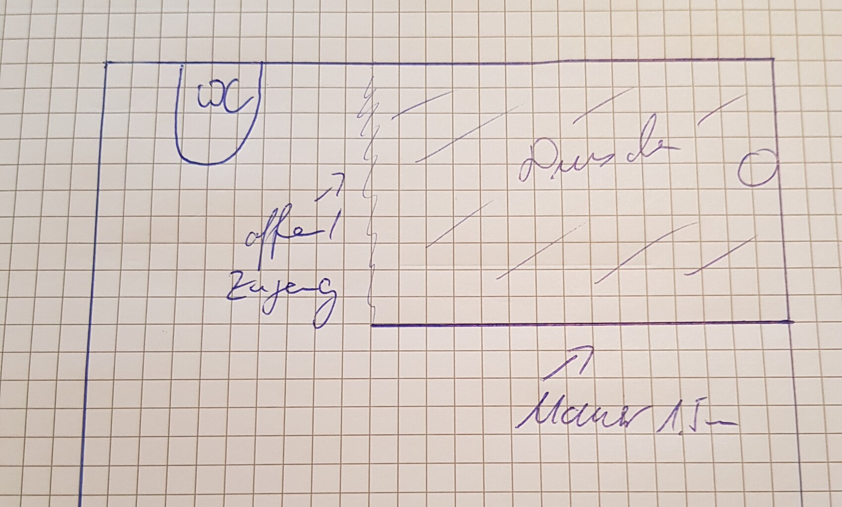 Handgezeichnete Grundriss-Skizze: WC links, Trennwand, rechte Raumfläche mit Markierungen