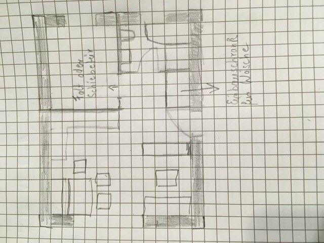 Handgezeichneter Grundriss einer Wohnung auf kariertem Papier: Räume, Türen, Möbel (Tische/Stühle).