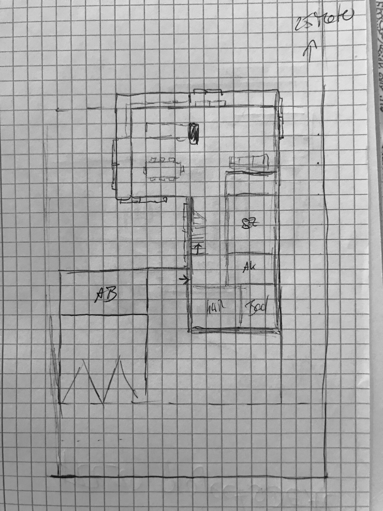 Handgezeichneter Grundriss eines Hauses mit Flur, Zimmern und Abstellflächen.