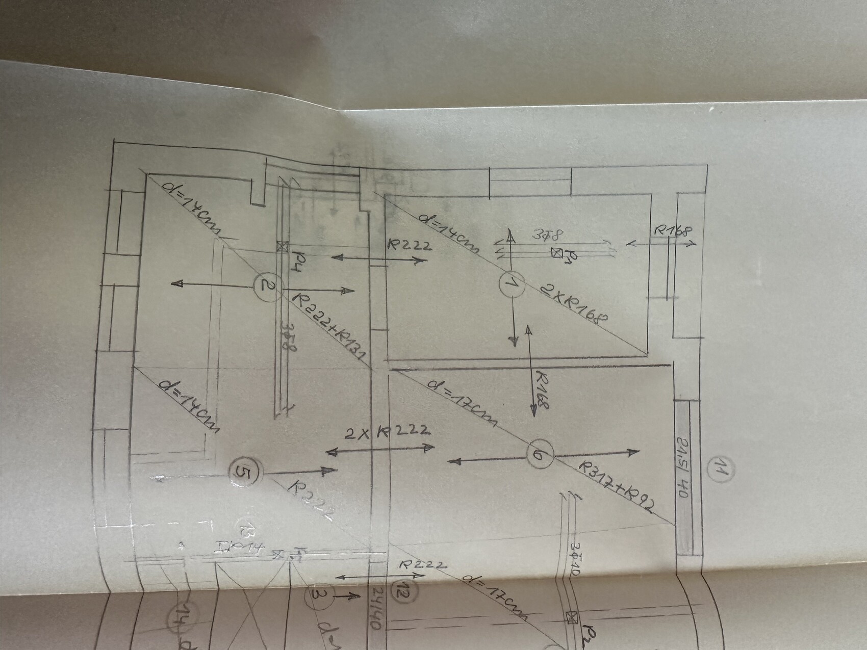 Handgezeichnete Grundrissskizze mit mehreren Räumen, Wänden, Maßlinien, Pfeilen und Nummern.
