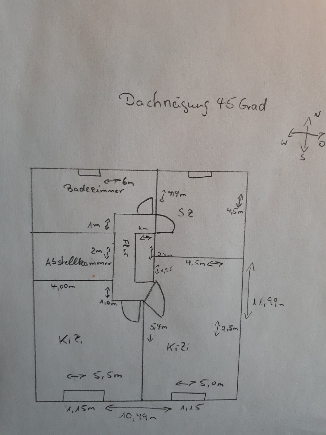 Handgezeichneter Dachgeschoss-Grundriss mit Bad, Abstellkammer, zwei KiZi, SZ, Flur und Treppe.