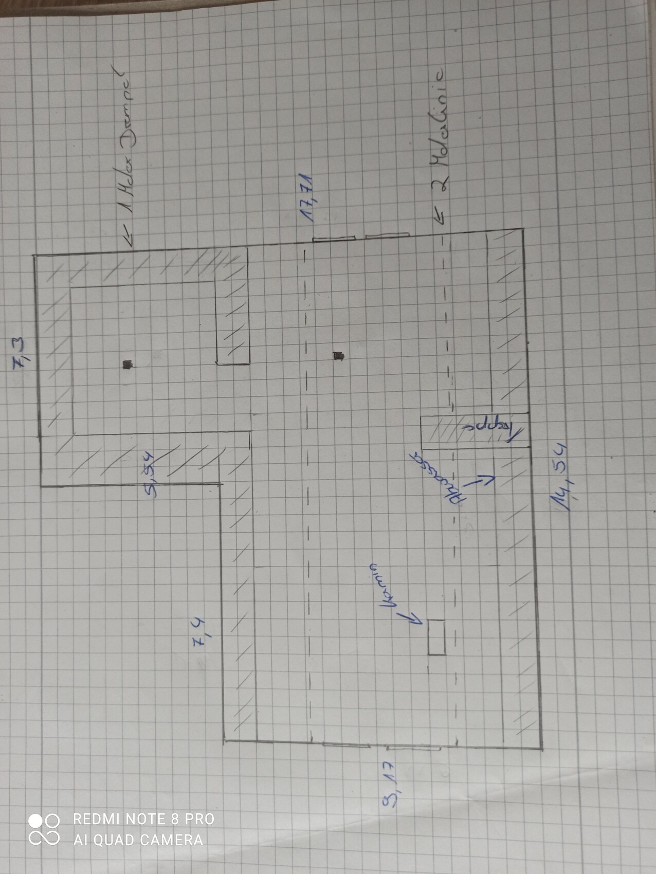 Grundriss eines Gebäudes: rechteckiger Plan mit L-Form, Innenwänden und Durchgängen.