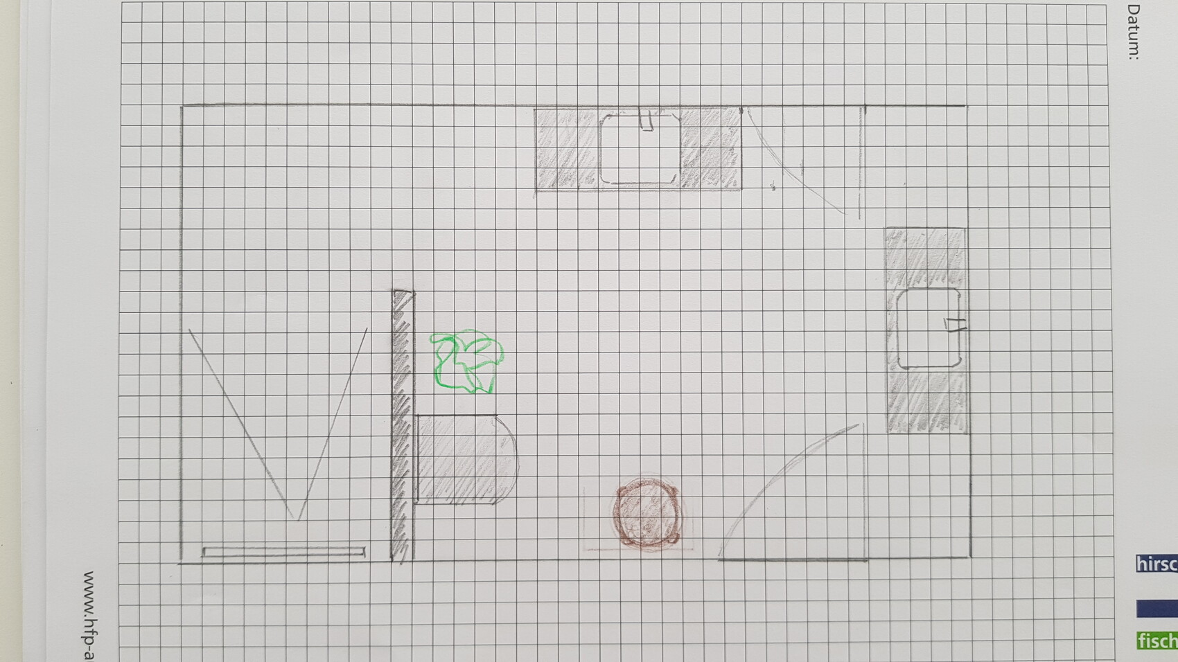 Skizze eines Grundrisses auf kariertem Papier: Raum mit Möbeln, Pflanze und Tür.