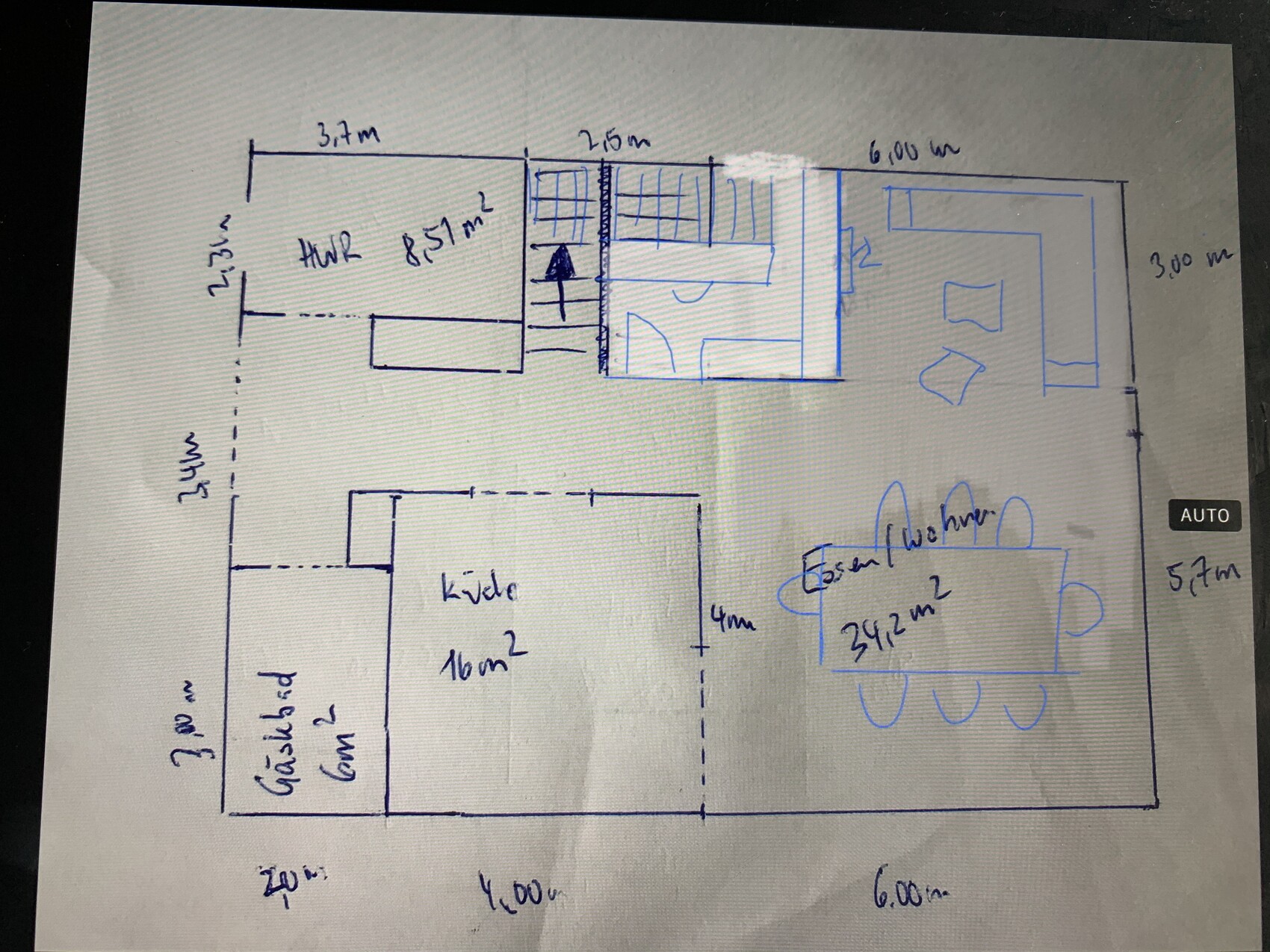 Handgezeichnete Wohnungs-Skizze mit Küche (10 m²), Essbereich, Wohnzimmer und Gästezimmer.