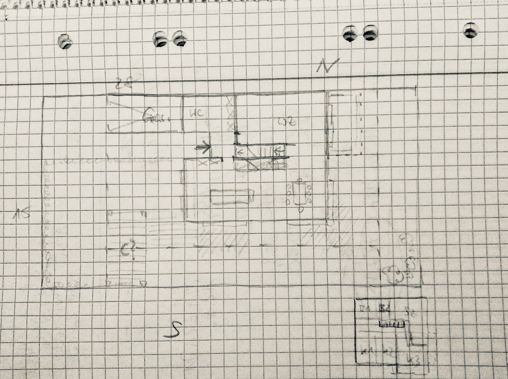 Handgezeichnete Grundriss-Skizze auf Karopapier mit Zimmern und Türen.