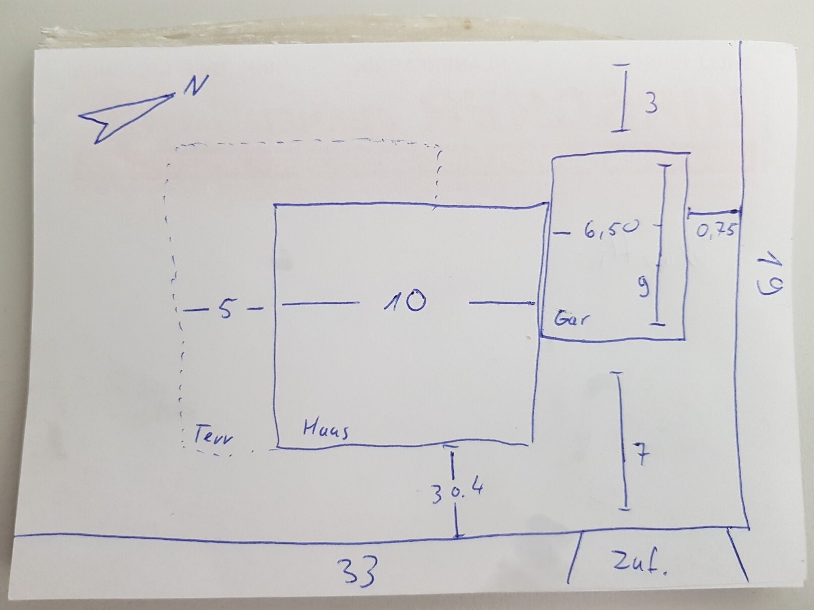 Handgezeichnete Grundriss-Skizze eines Hauses mit Garage, Maßen und Orientierung.