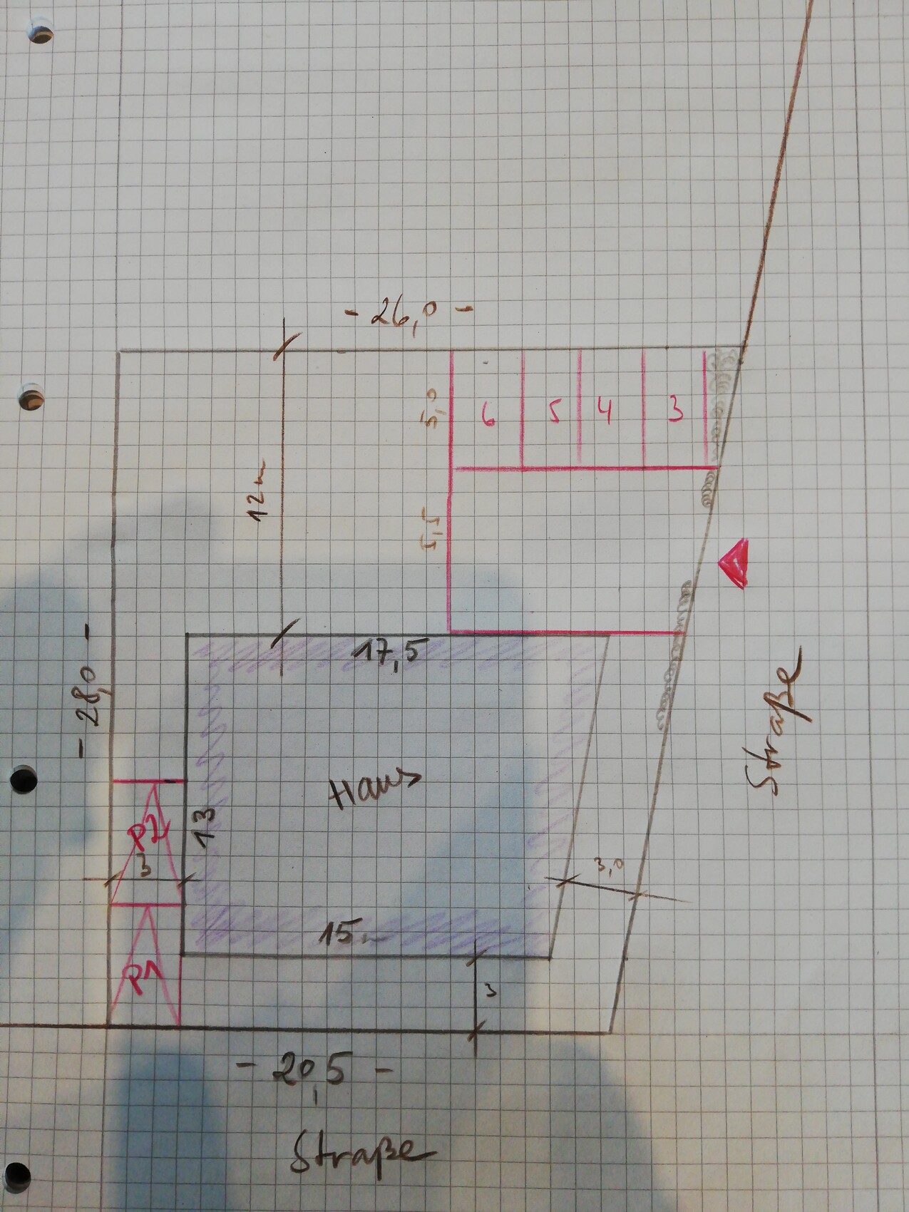 Grundrissplan: links großes Haus, rechts pinke Räume; Straßenseite unten.