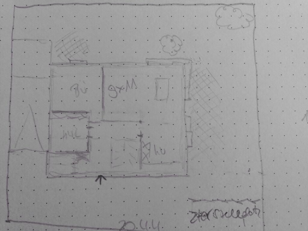 Handgezeichnete Grundriss-Skizze eines Hauses mit mehreren Räumen, Eingangspfeil und Außenbereich.