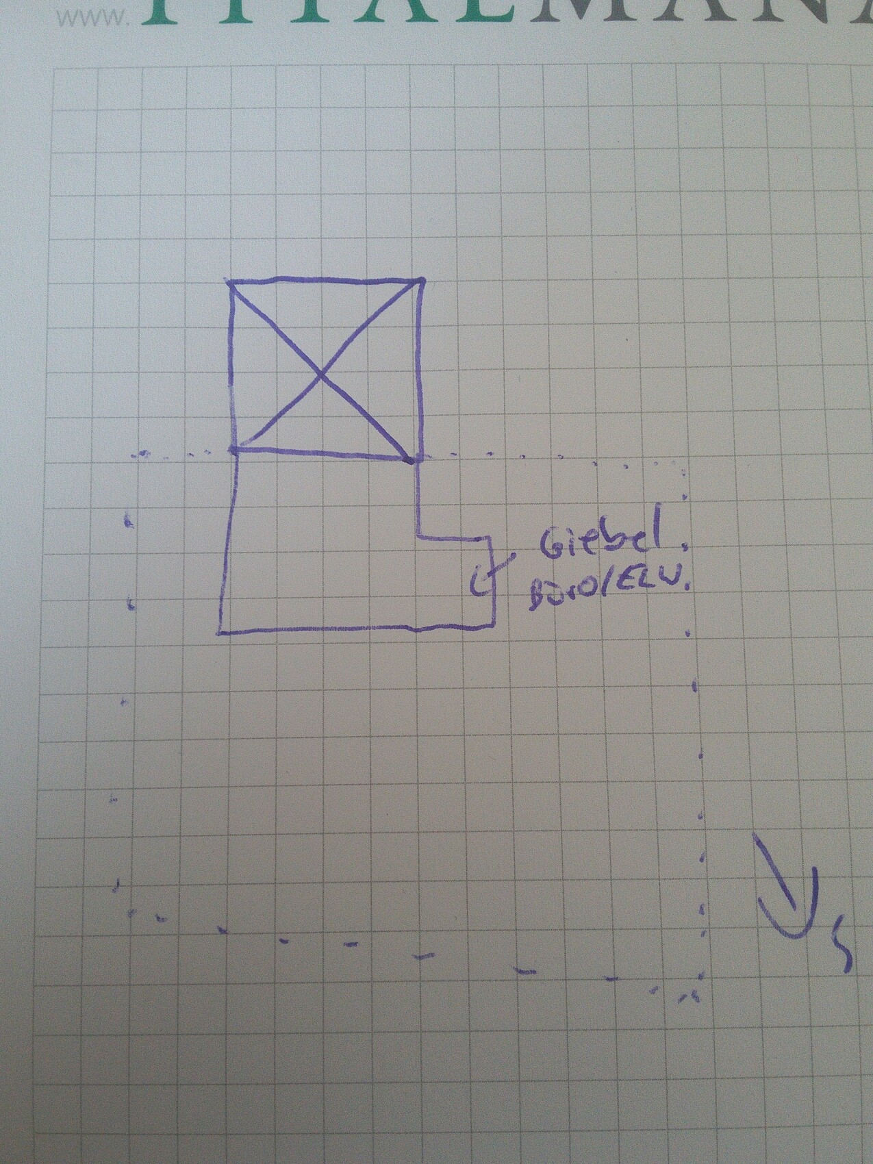 Handzeichnung eines Grundrisses: kleines Quadrat mit X-Diagonale über einem L-förmigen Block.