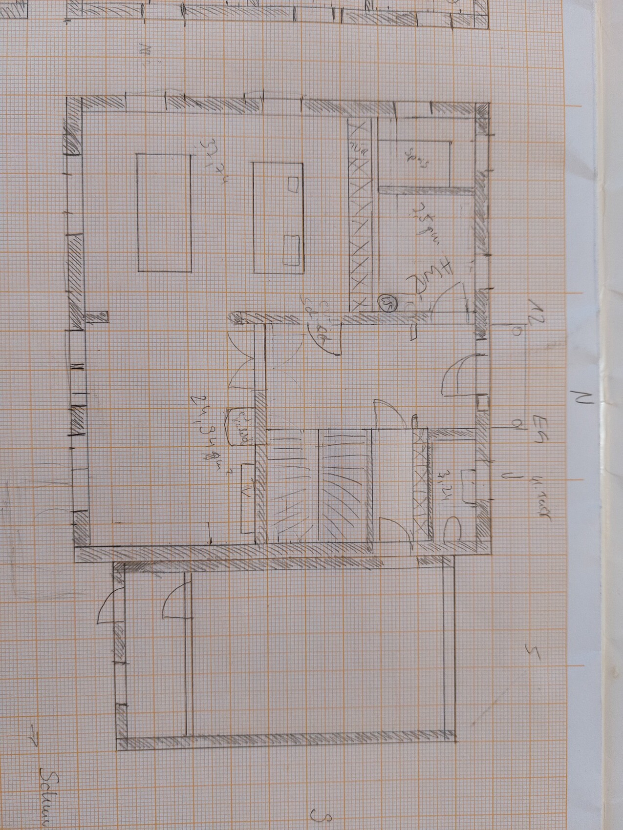 Handgezeichnete Grundriss-Skizze eines Hauses mit Innenräumen auf kariertem Papier