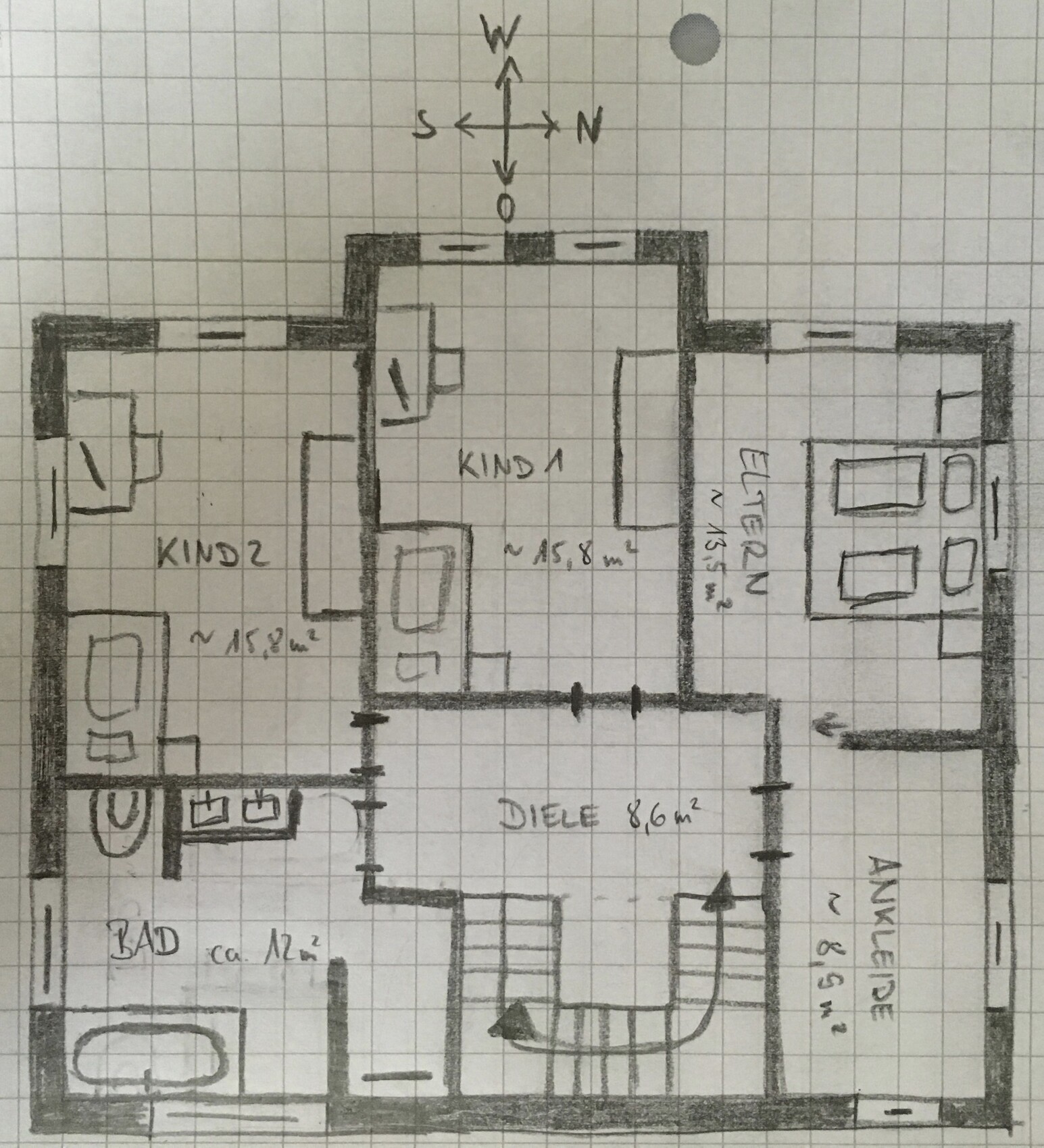 Handgezeichneter Grundriss: Kinderzimmer, Elternzimmer mit Ankleide, Bad, Diele, Treppe.