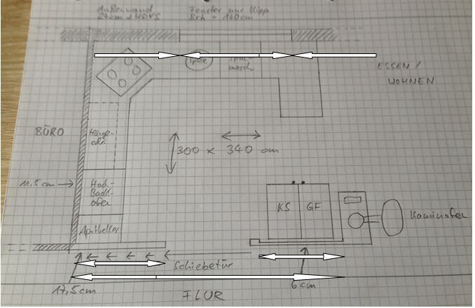 Handgezeichnete Grundrissskizze eines Hauses mit Küche, Büro und Wohnbereich.