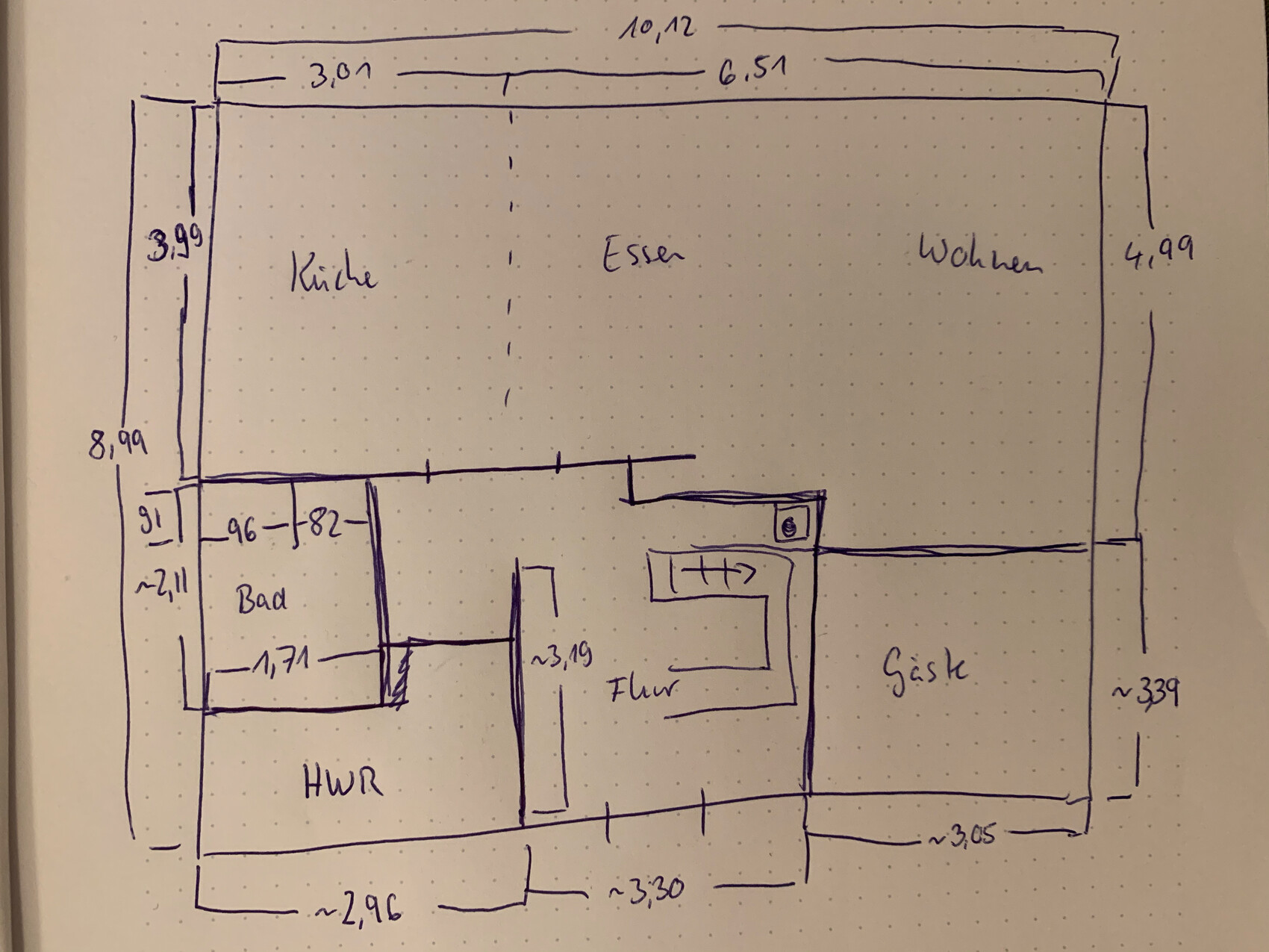 Skizzenhafter Grundriss einer Wohnung mit Küche, Essen, Wohnen, Bad, Flur, HWR und Gästezimmer.