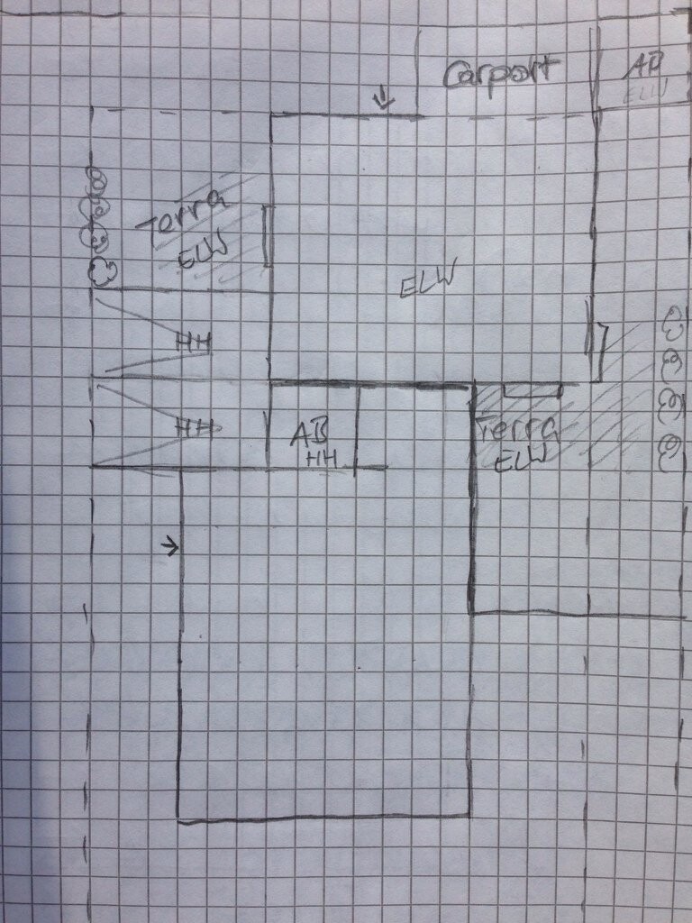 Handgezeichneter Grundriss eines Gebäudes mit mehreren Räumen, Fluren und Türen.